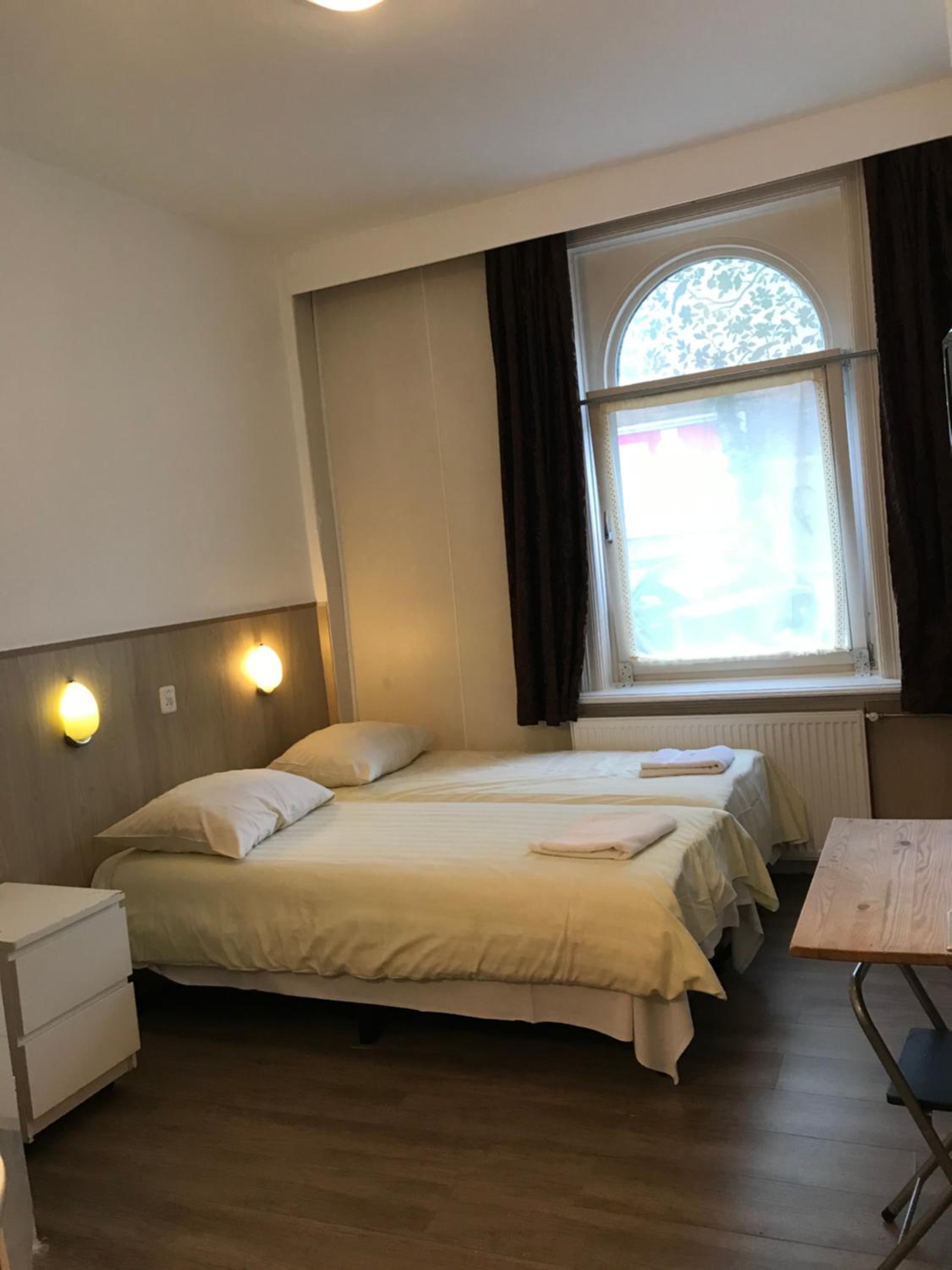Twin Room with Private Bathroom photo 2