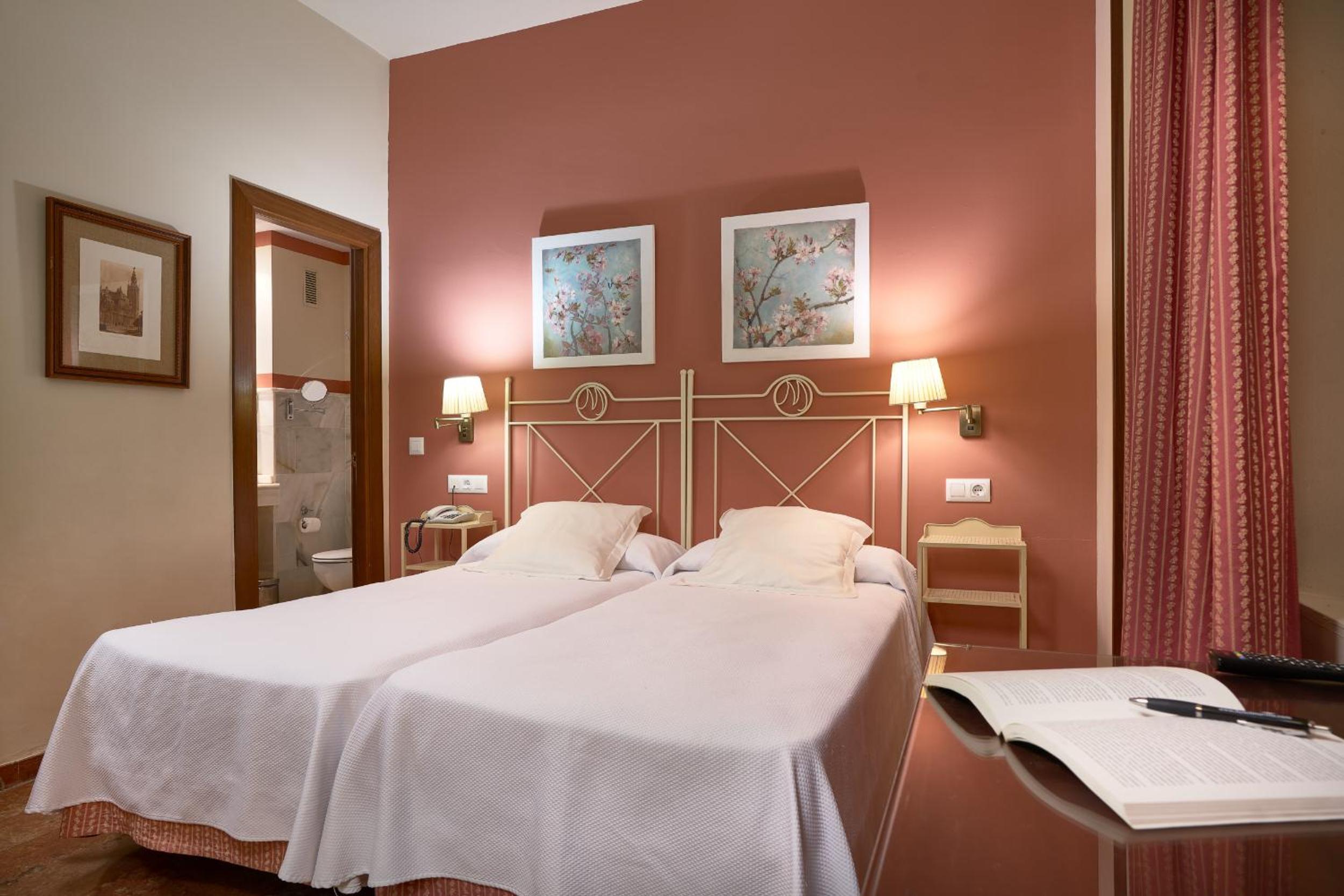 Twin Room - Photo 12