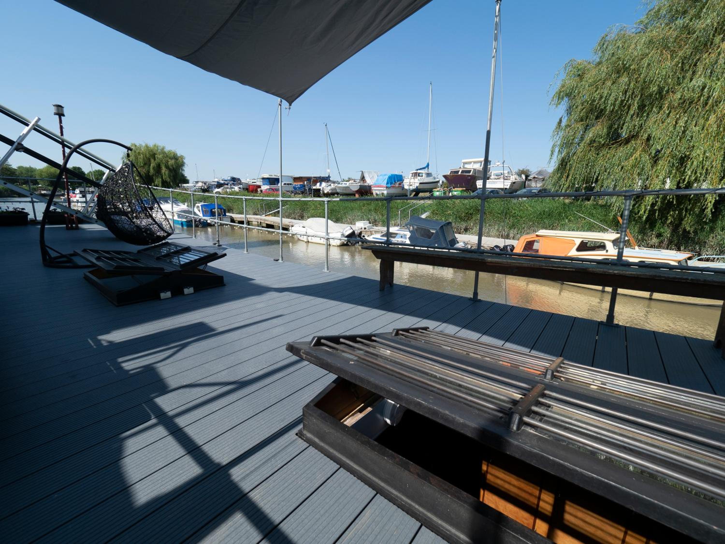 One-Cabin Boat - Photo 7