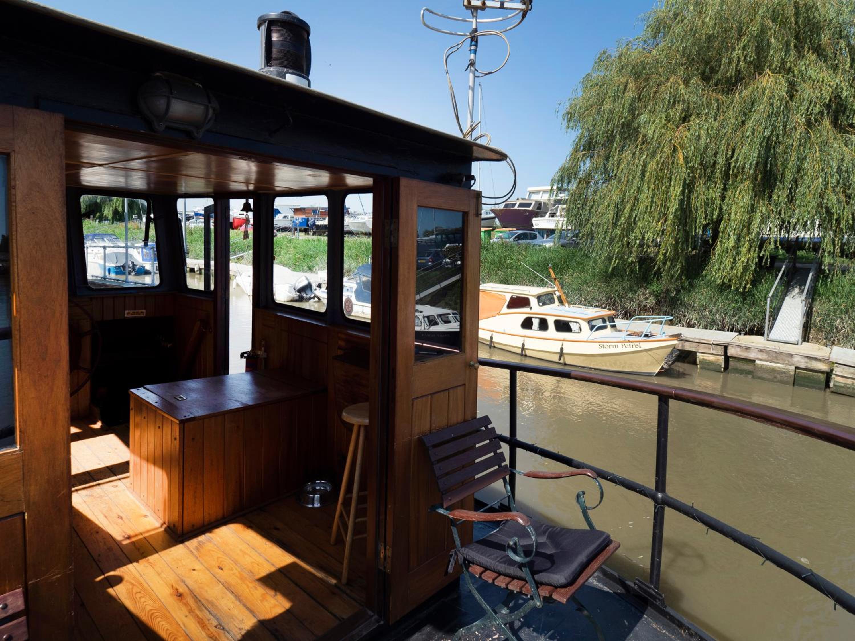 One-Cabin Boat - Photo 2