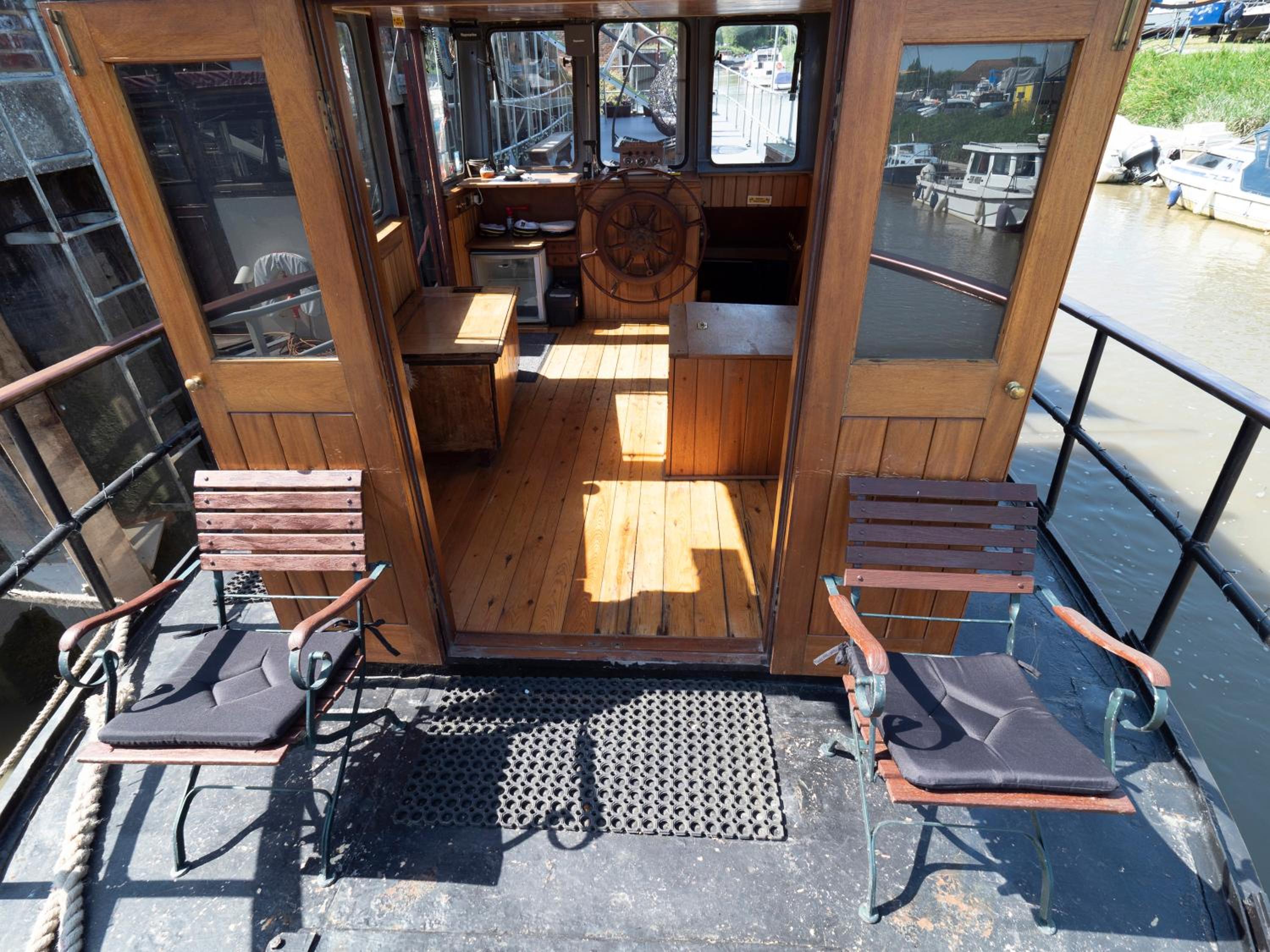 One-Cabin Boat - Photo 4