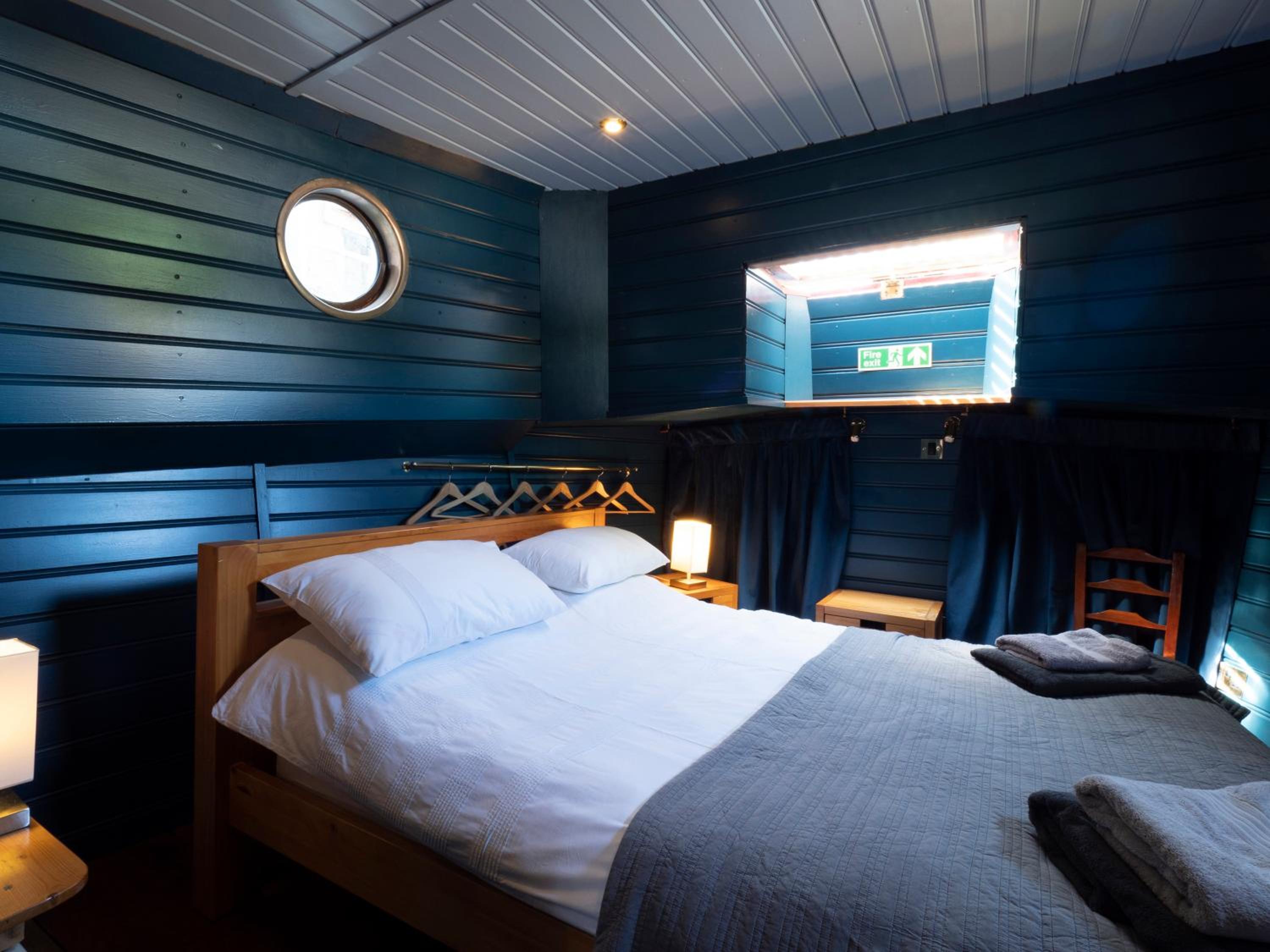 One-Cabin Boat - Photo 1