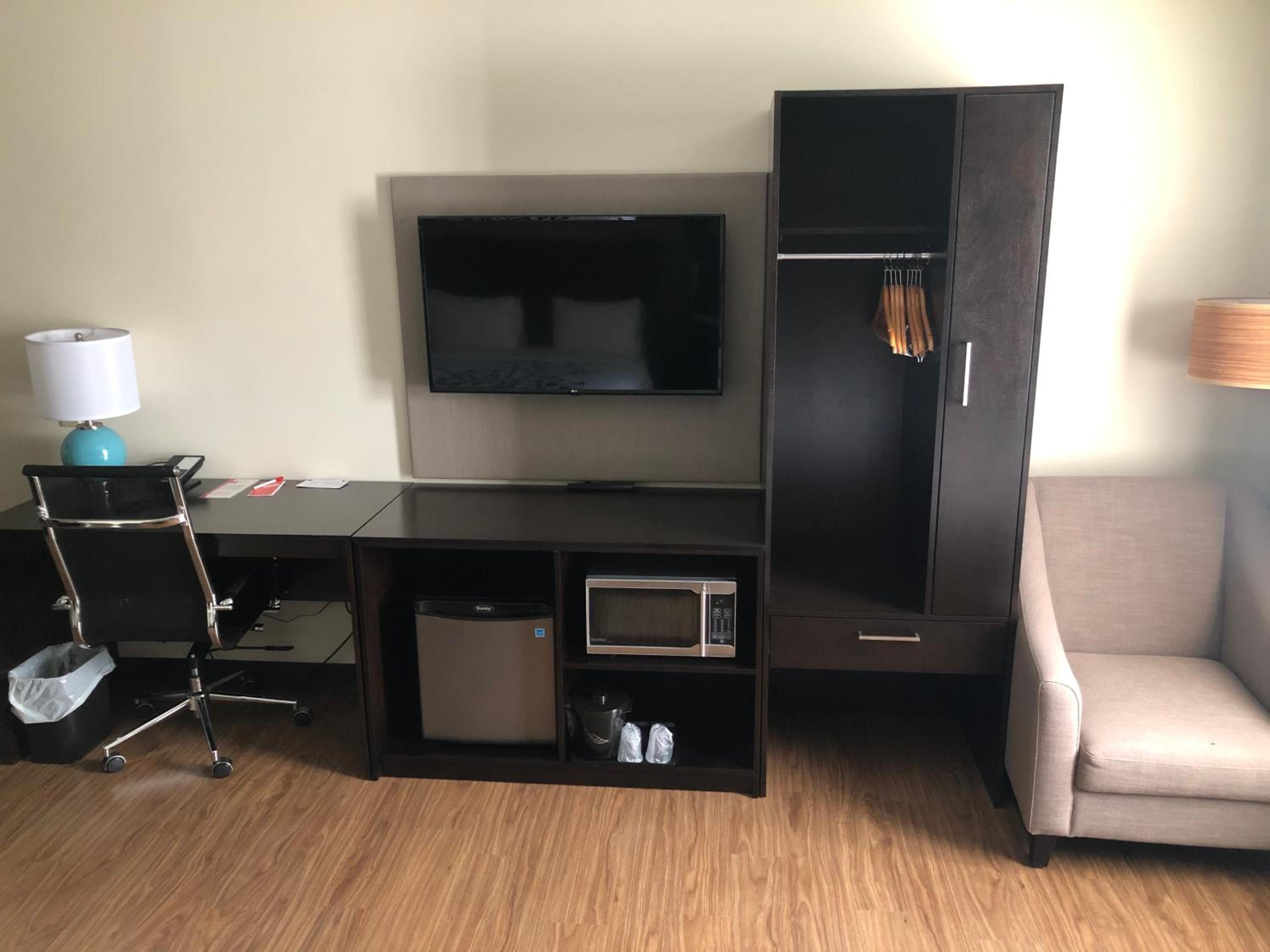 Queen Room with Two Queen Beds - Disability Access/Non-Smoking - Photo 4