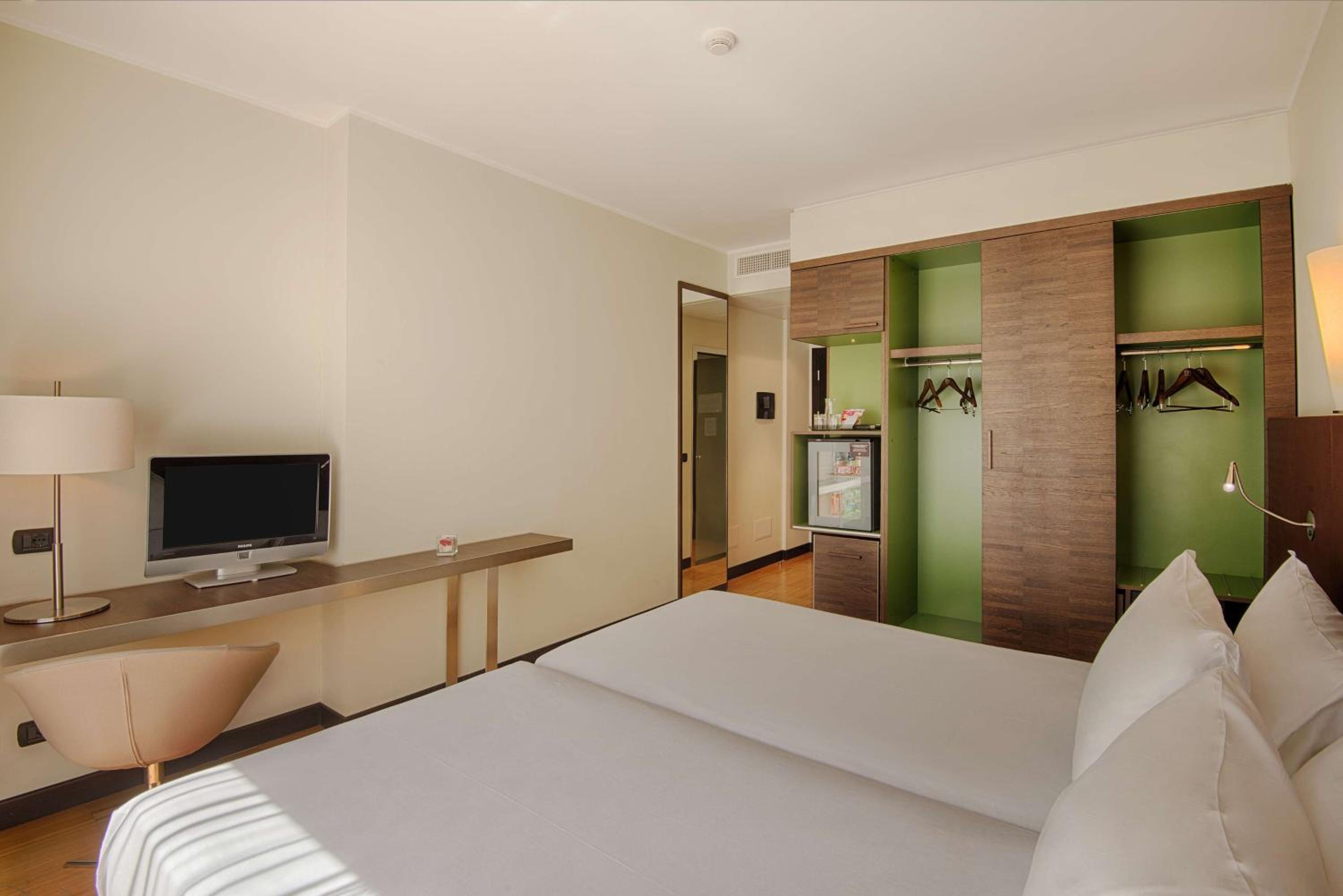 Standard Double or Twin Room - Photo 4