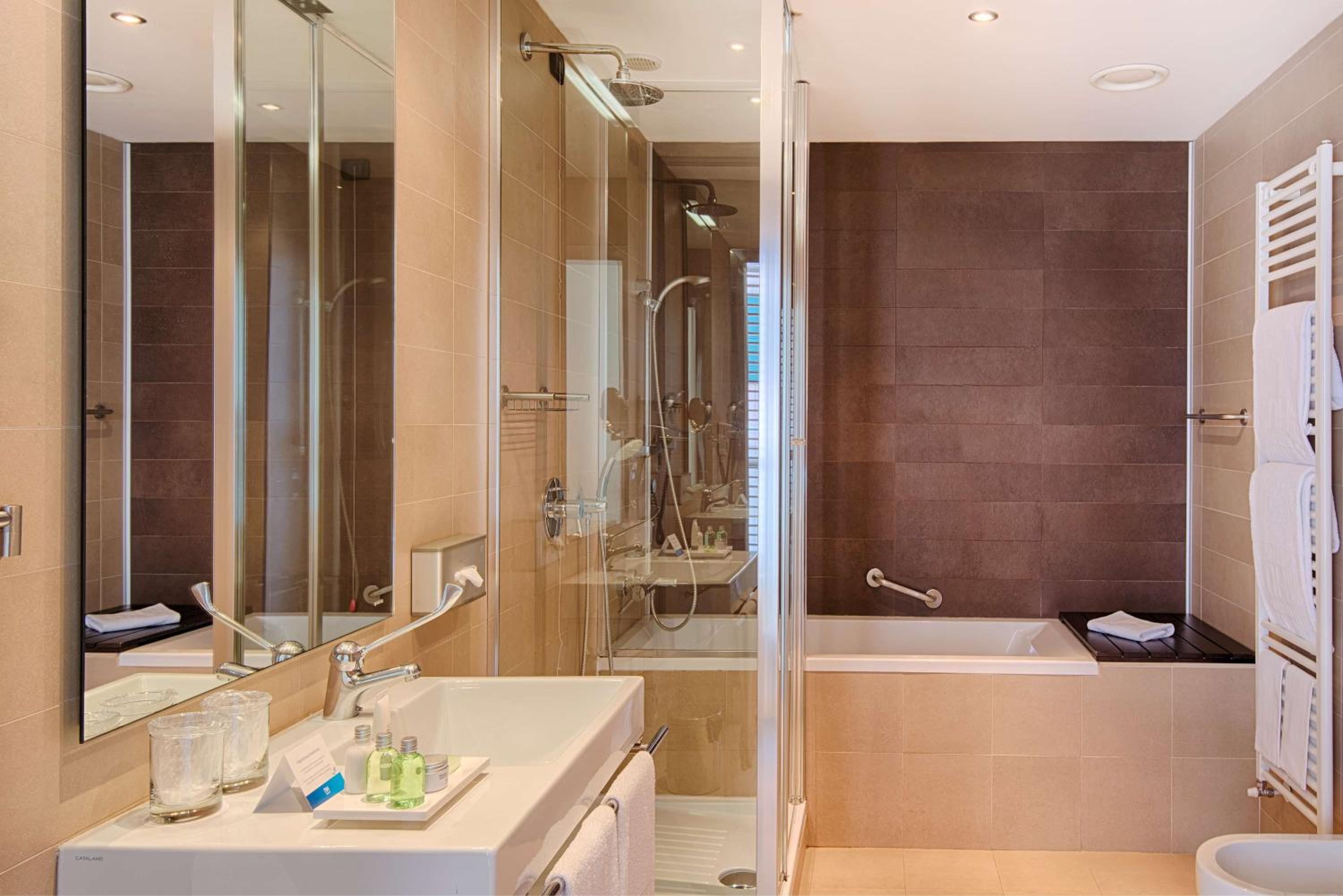 Standard Double or Twin Room - Photo 2