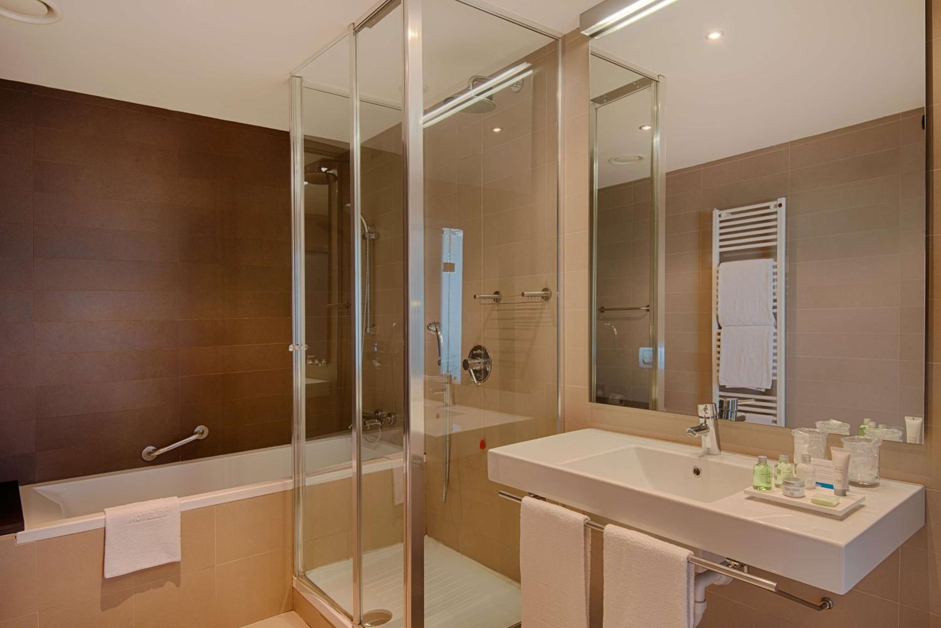 Standard Double or Twin Room - Photo 3