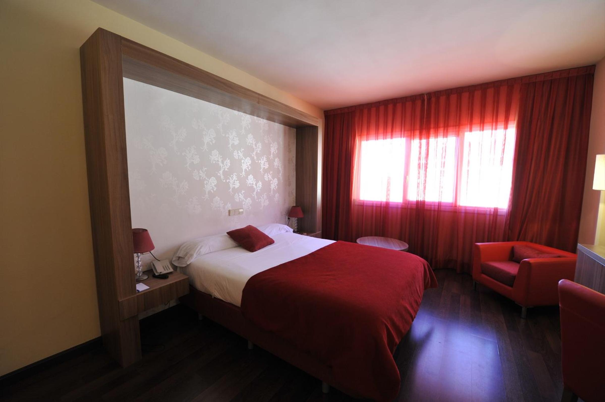 Double or Twin Room - Photo 3
