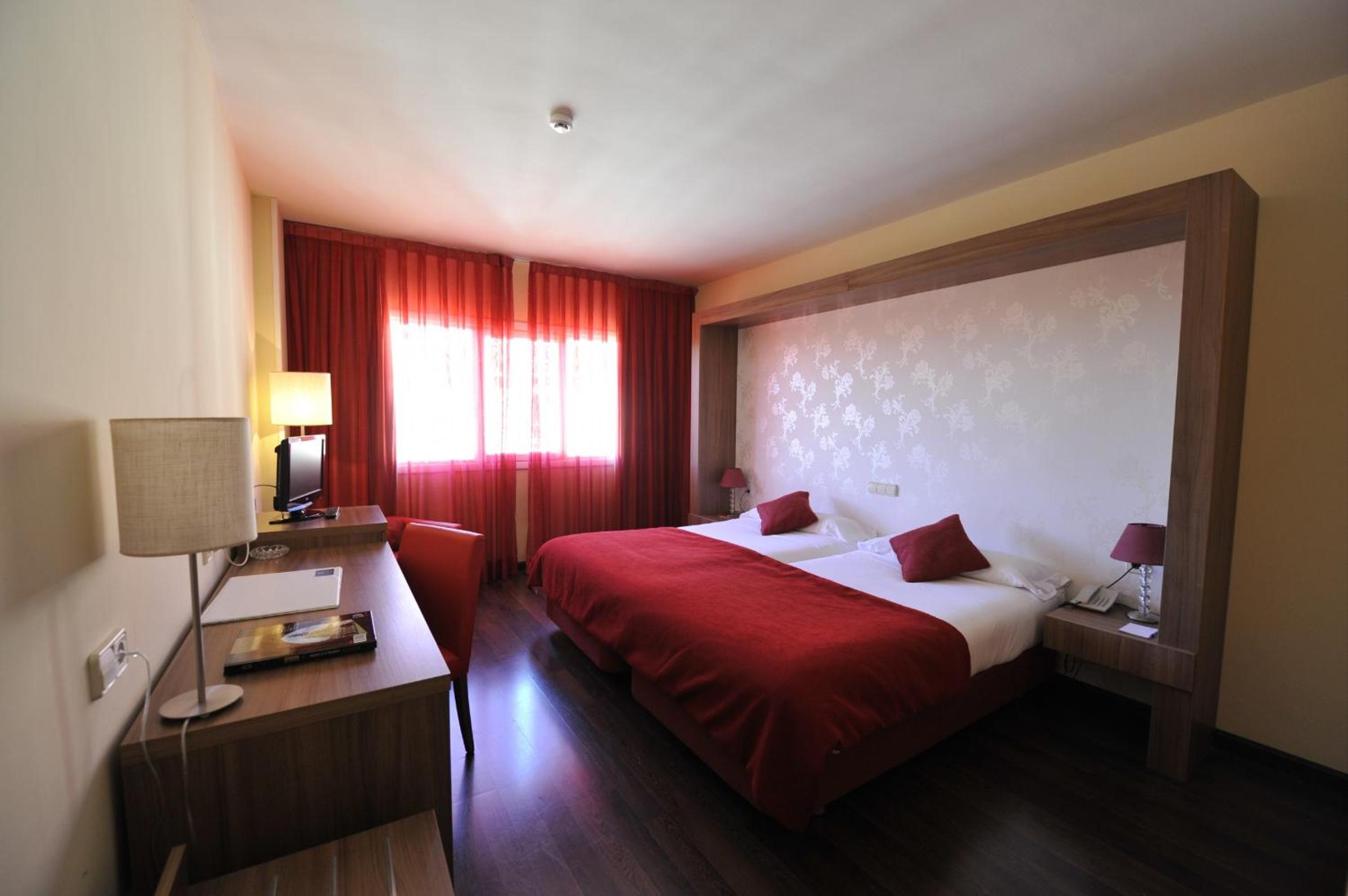 Double or Twin Room - Photo 7