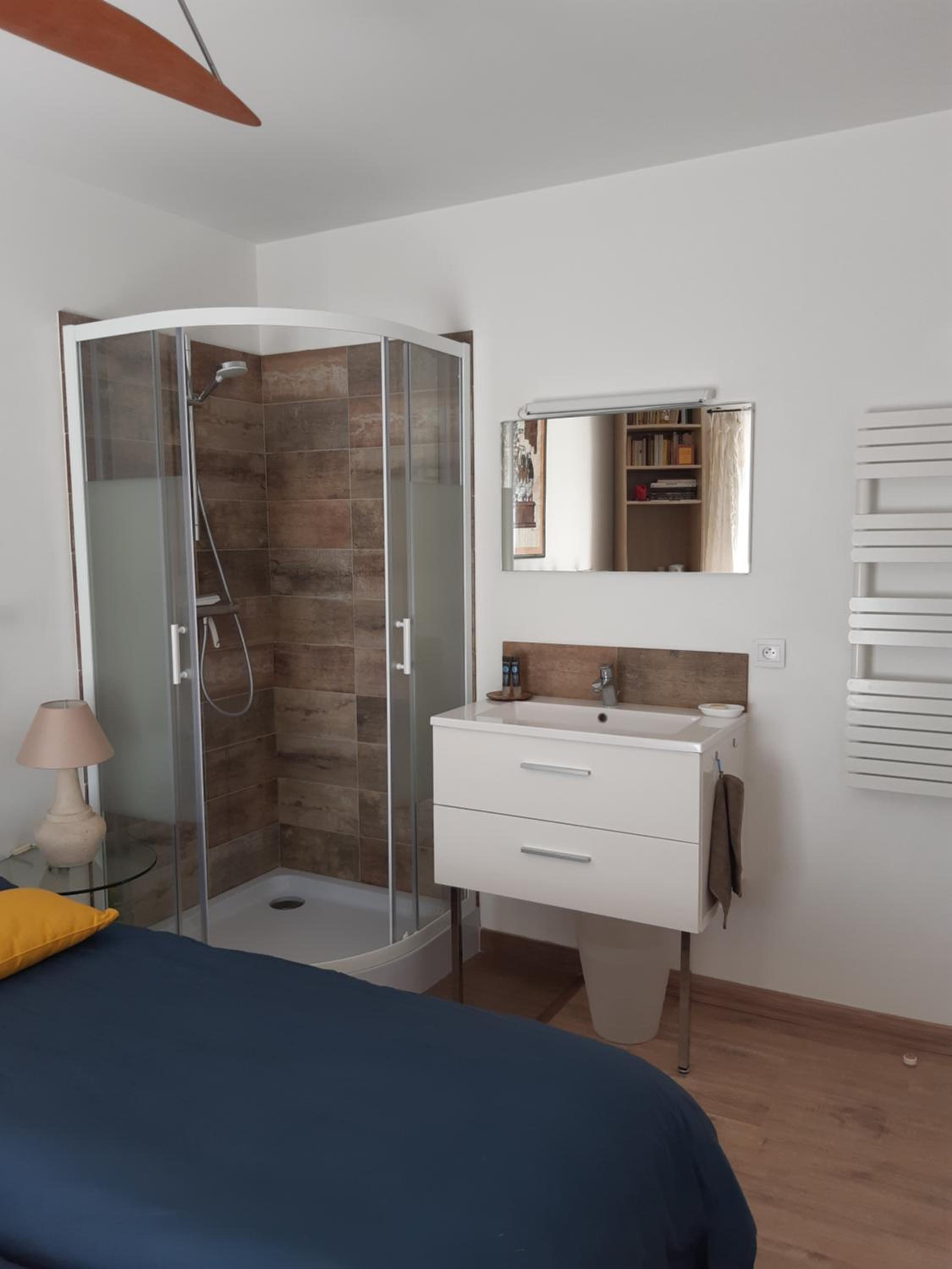Standard Twin Room - Photo 9