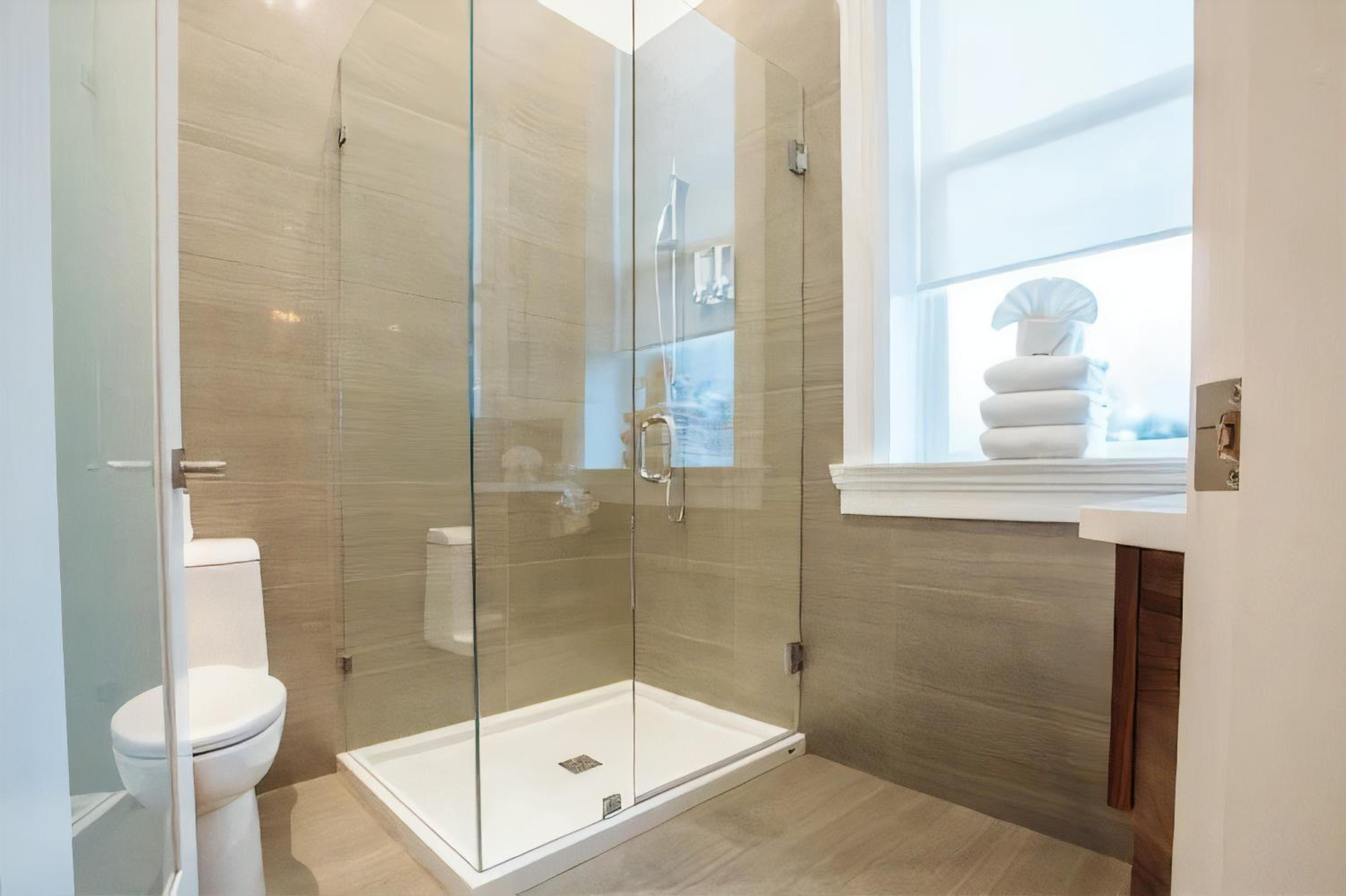 Legacy King Room (Private Bathroom)