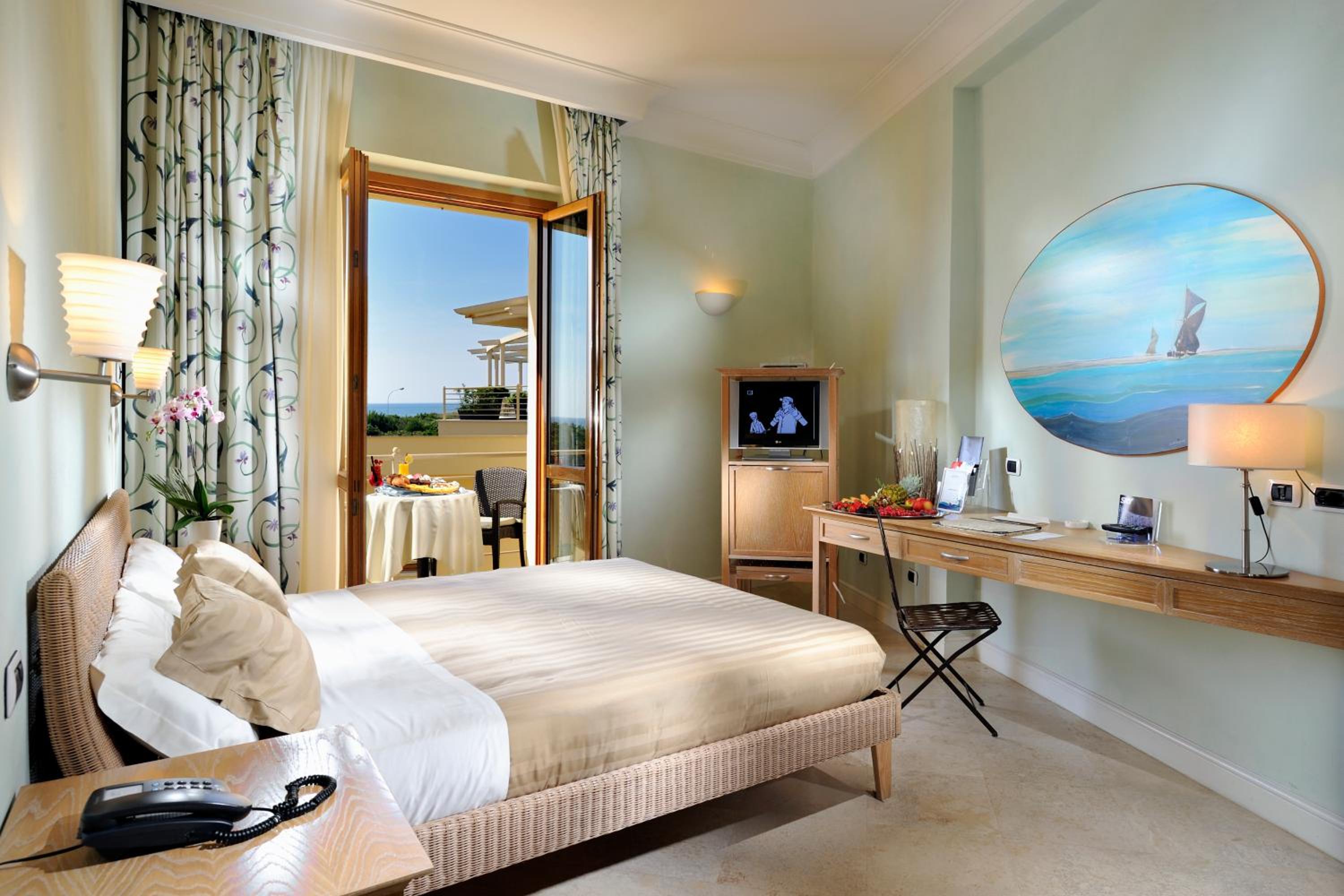 Superior Double or Twin Room with Partial Sea View - Photo 1
