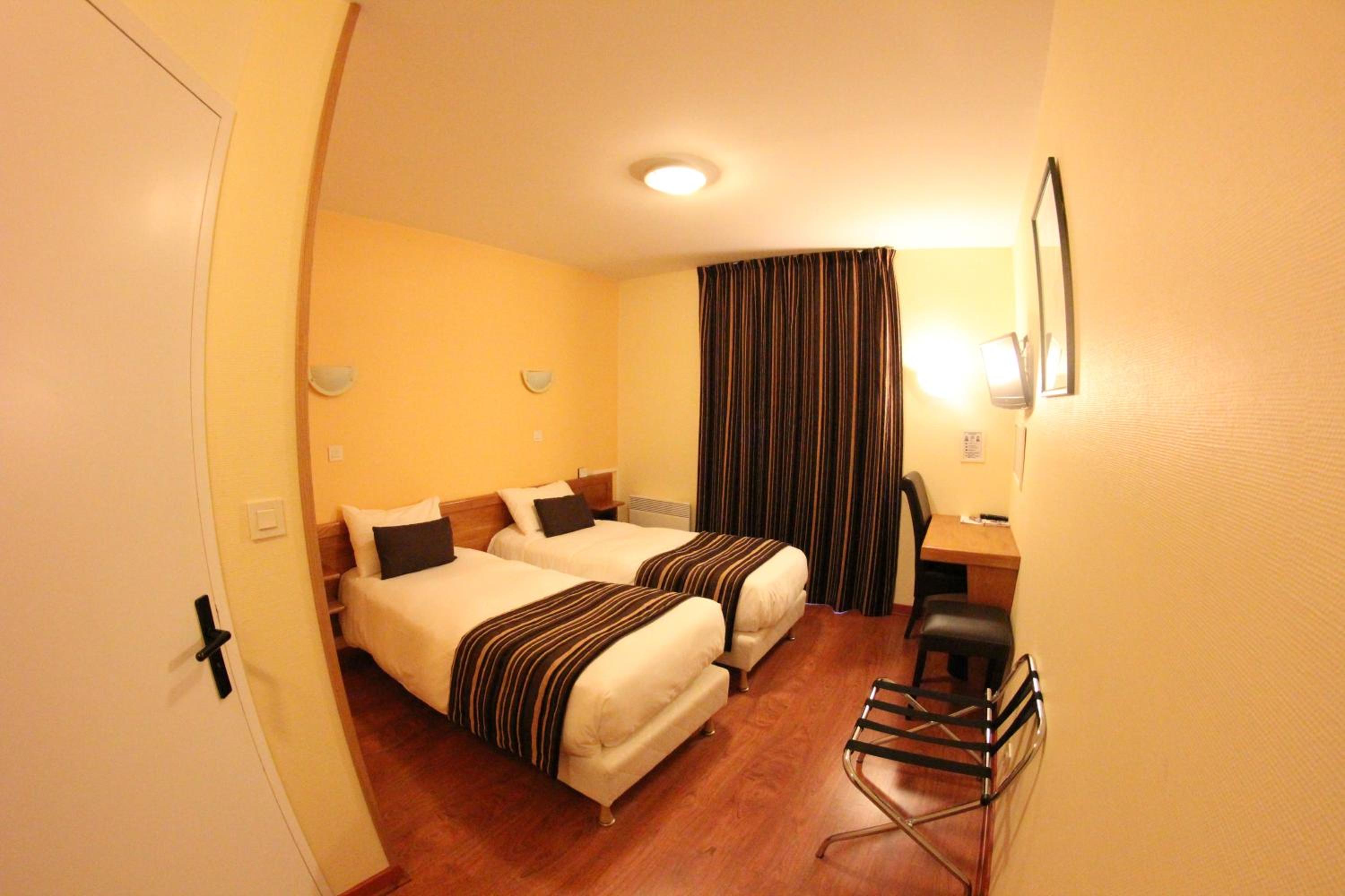 Twin Room - Non-Smoking photo 3