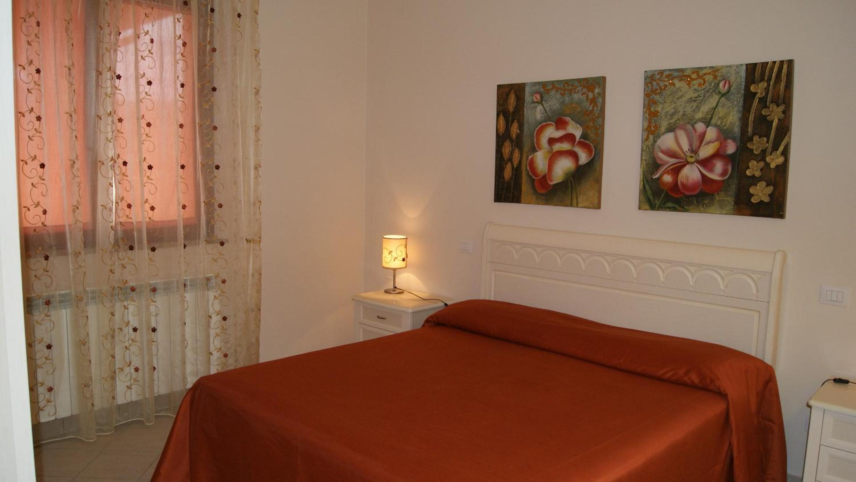 One-Bedroom Apartment photo 1