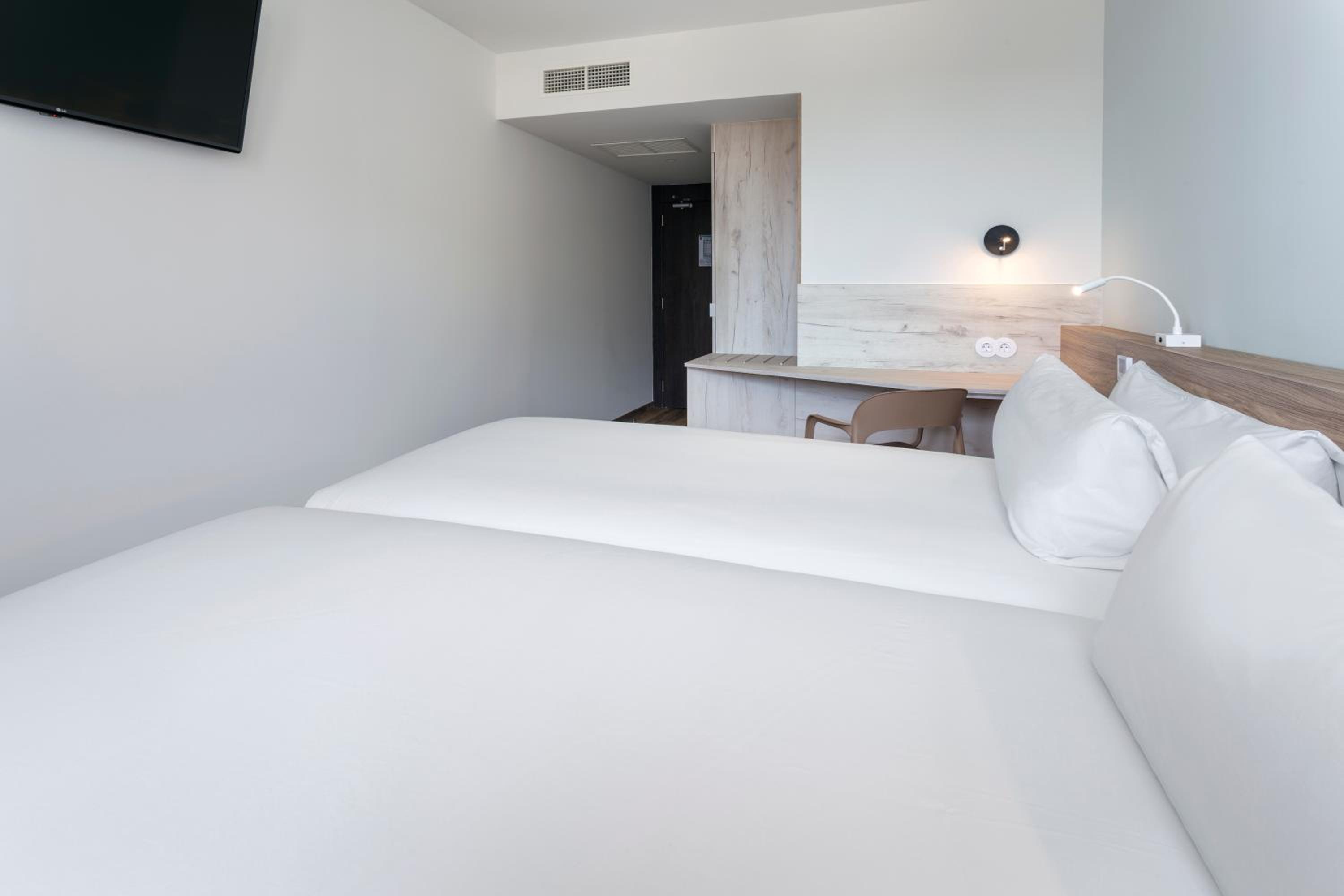 Twin Room - Photo 2