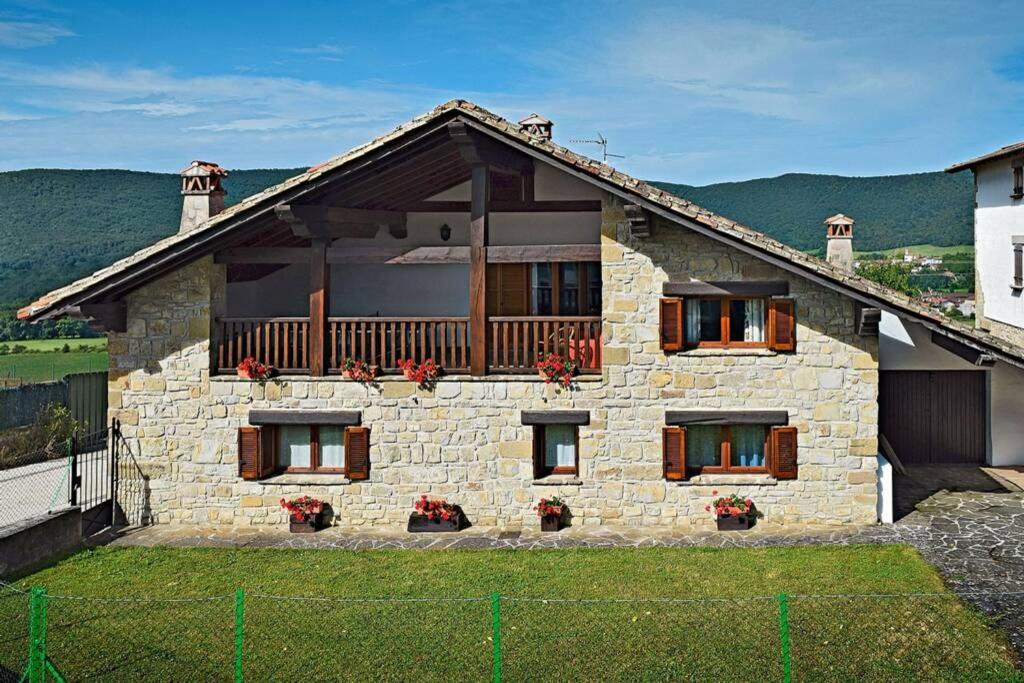 Six-Bedroom House photo 2
