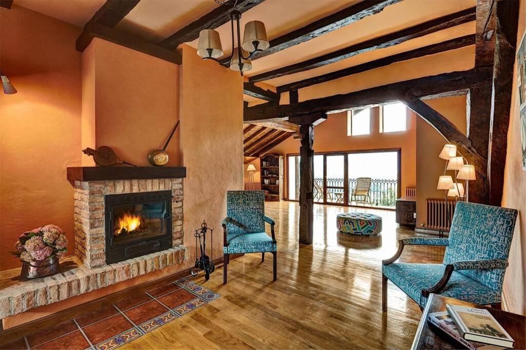 Six-Bedroom House photo 3