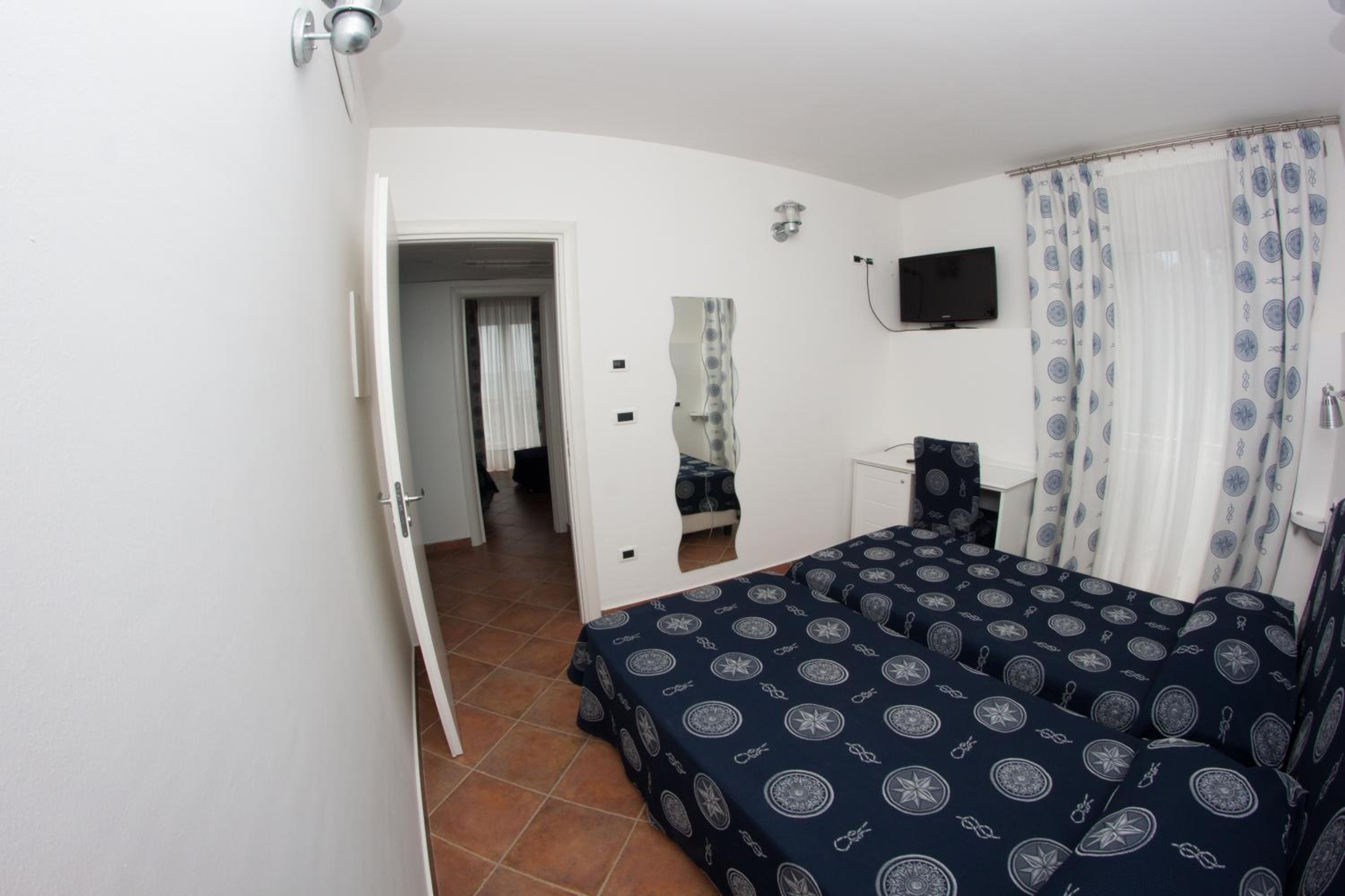 Double Room With Extra Bed (3 Adults) photo 3