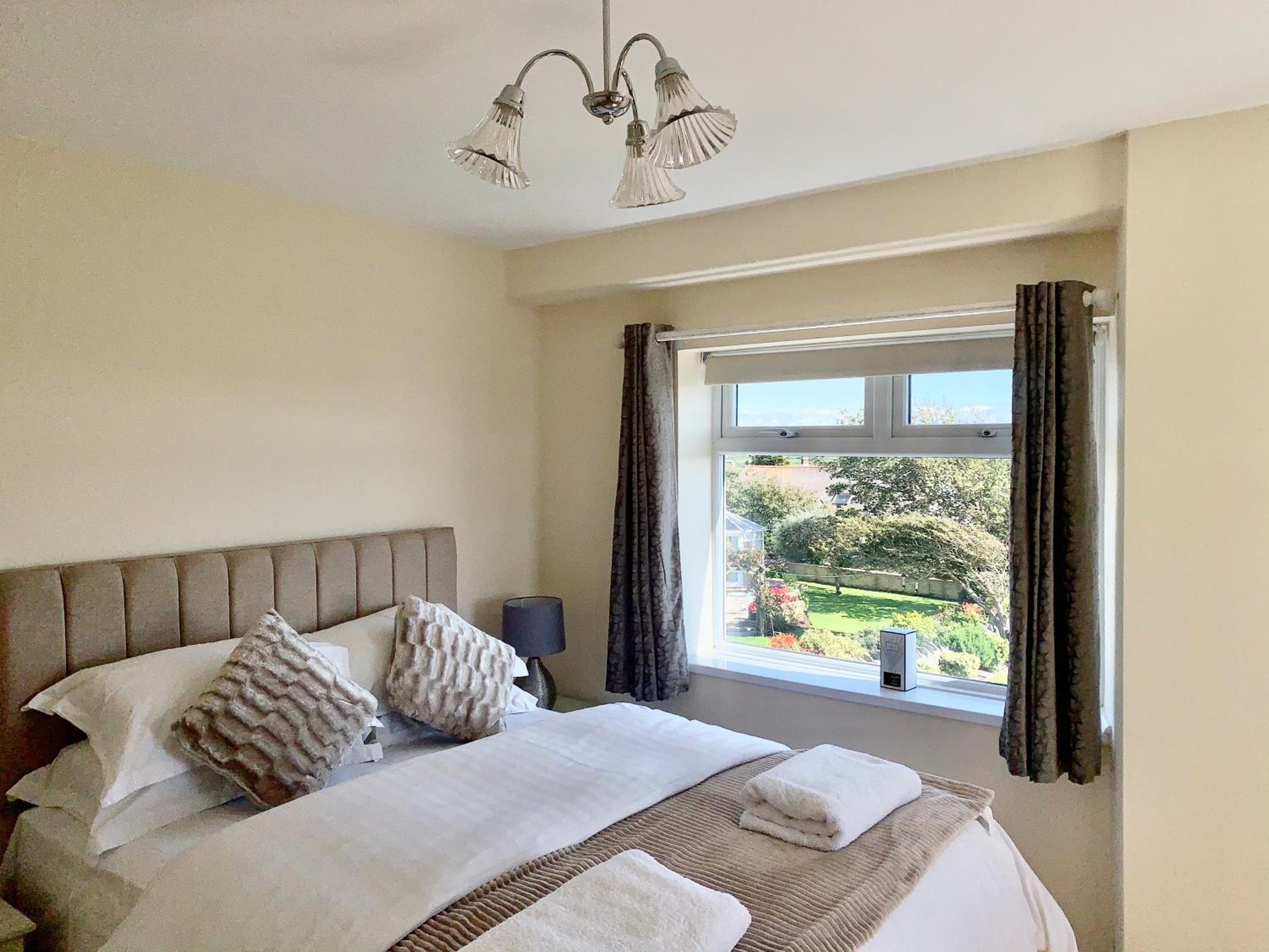 Eight-Bedroom House photo 1