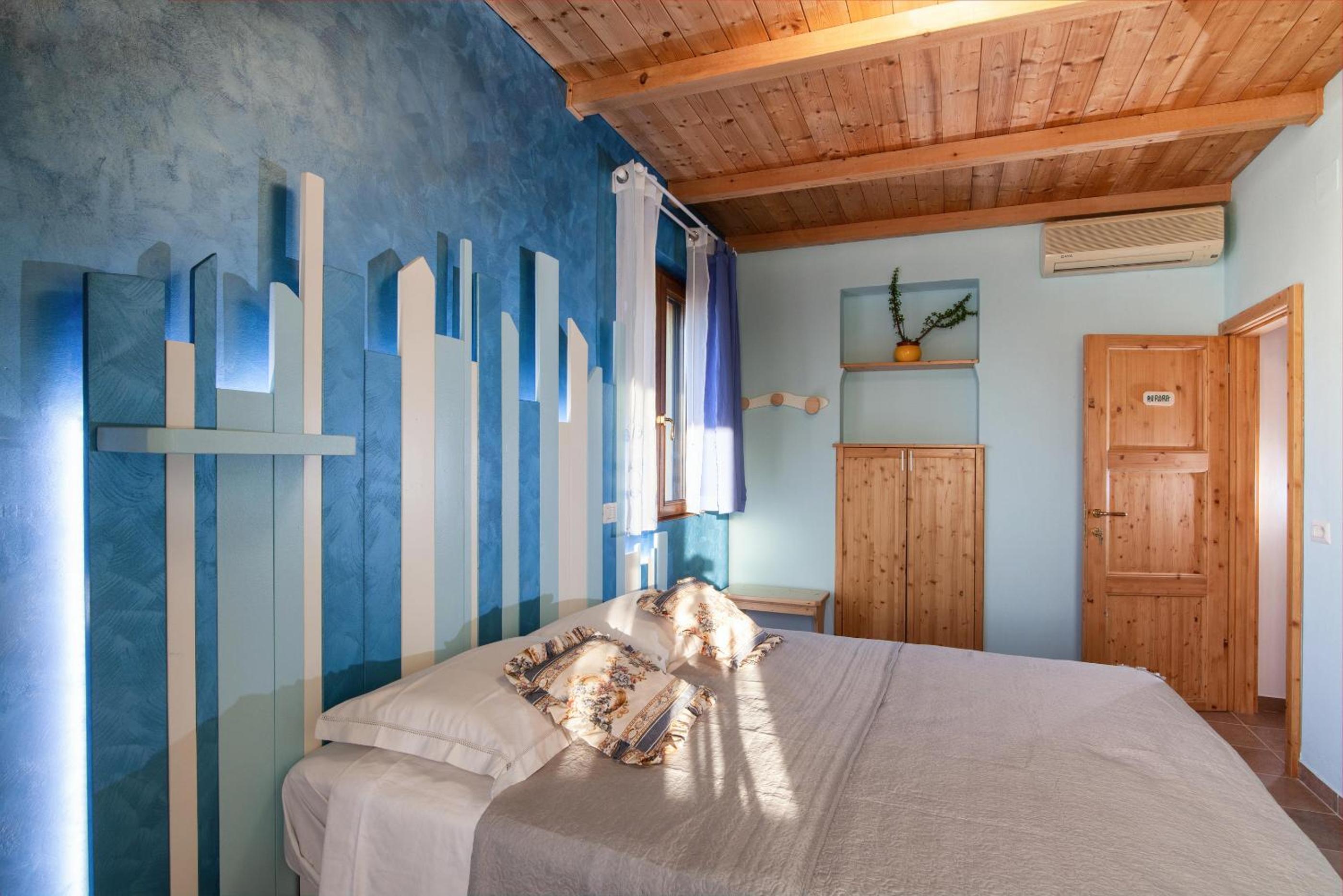 Double Room with Private External Bathroom - Photo 4