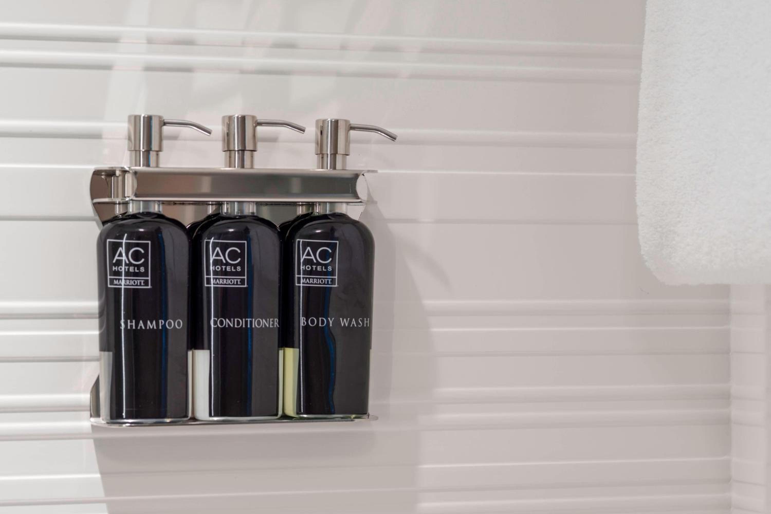 Queen Room with Two Queen Beds - Hearing Accessible thumbnail 5