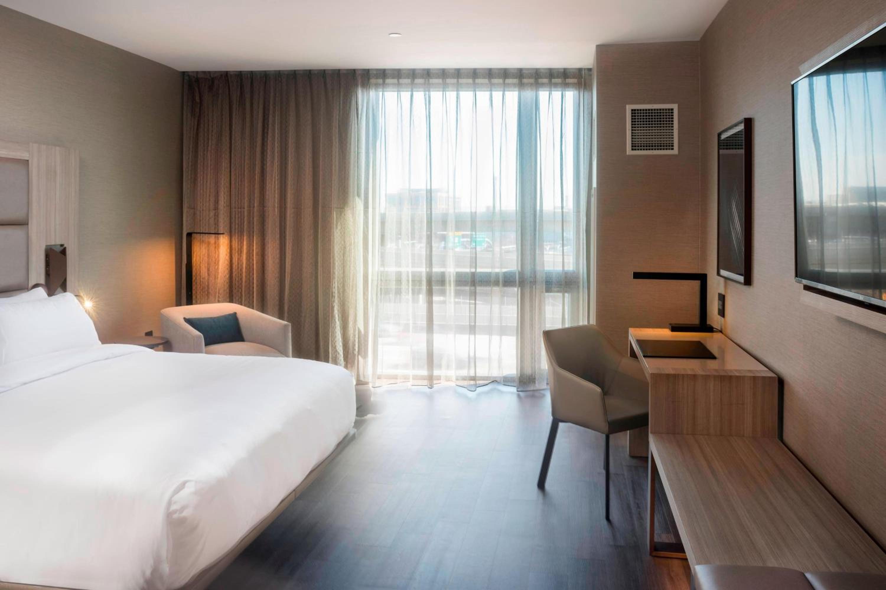 King Room with Roll-In Shower - Mobility Access/Hearing Accessible