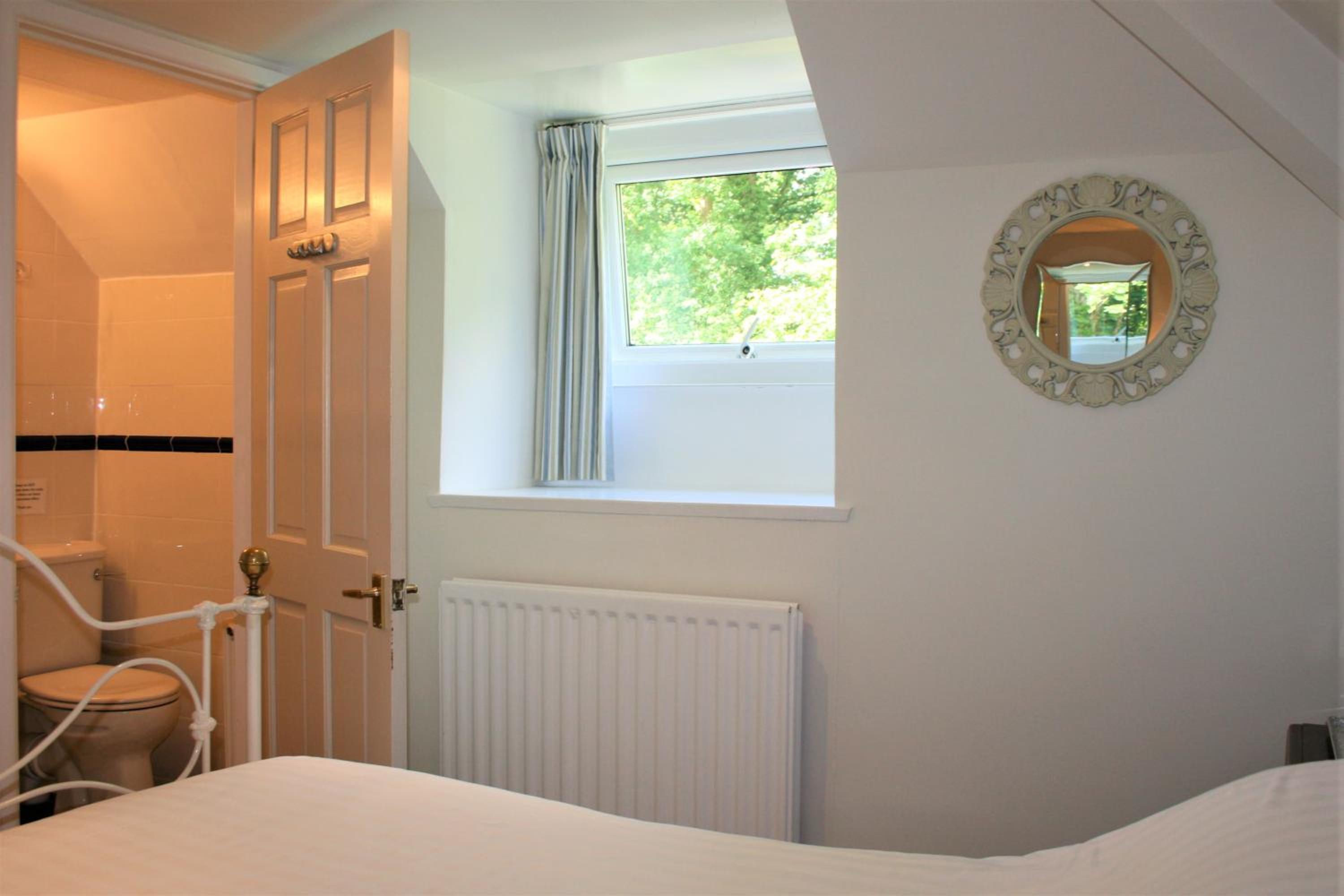 Single Room With Private Bathroom photo 3