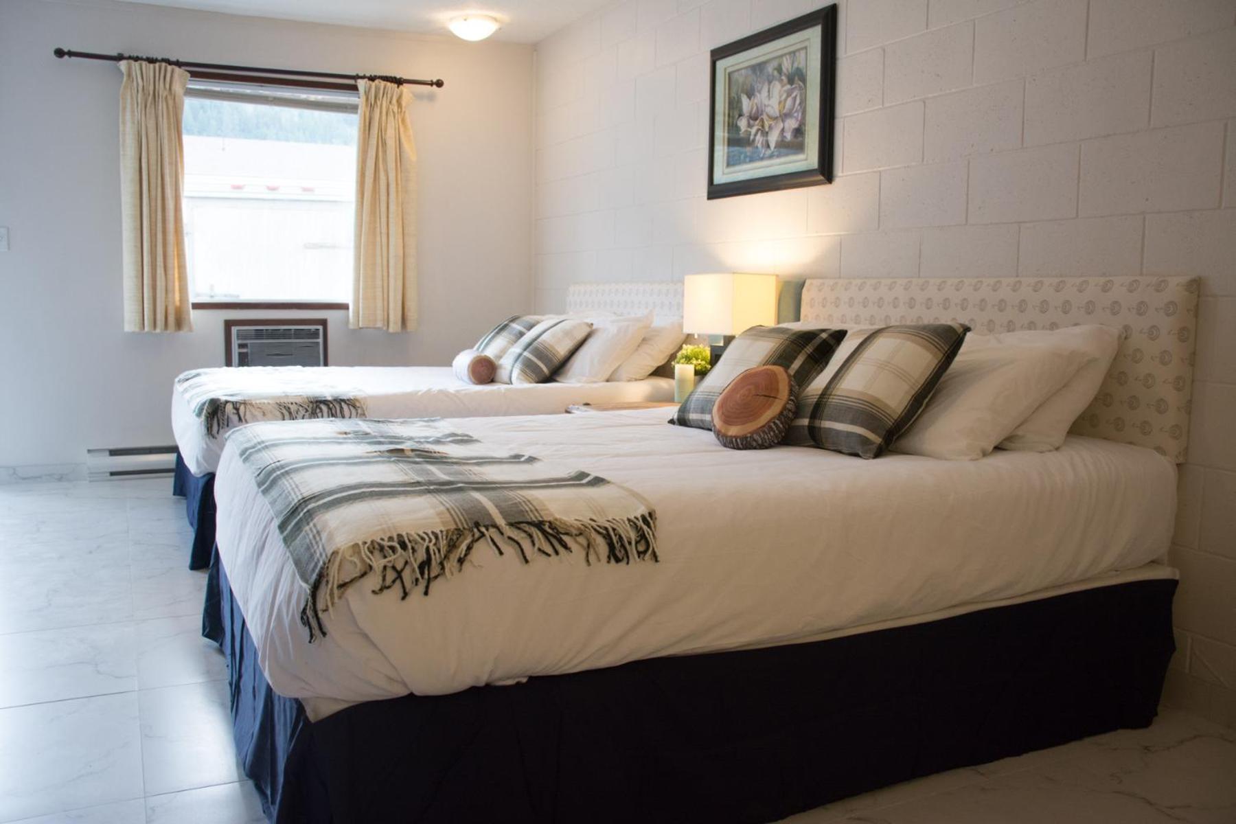 Deluxe Queen Room with Two Queen Beds - Photo 6