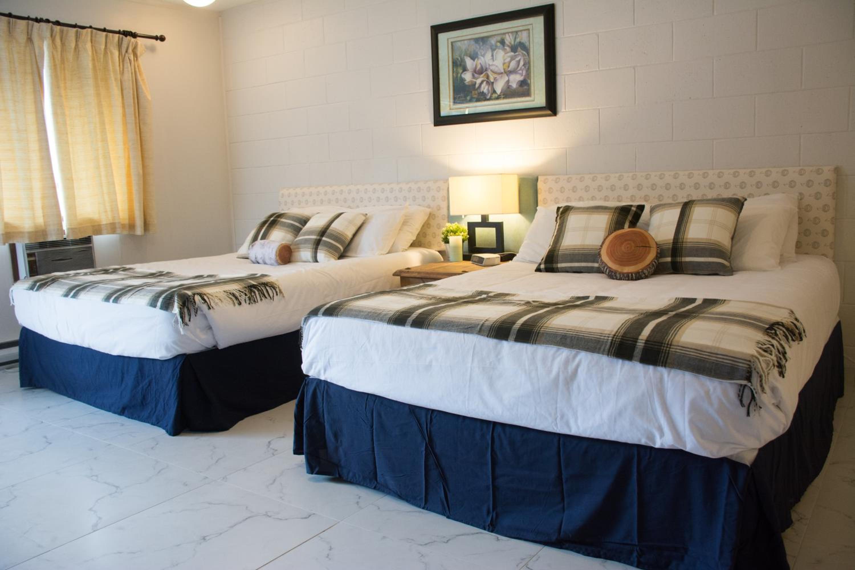 Deluxe Queen Room with Two Queen Beds - Photo 3