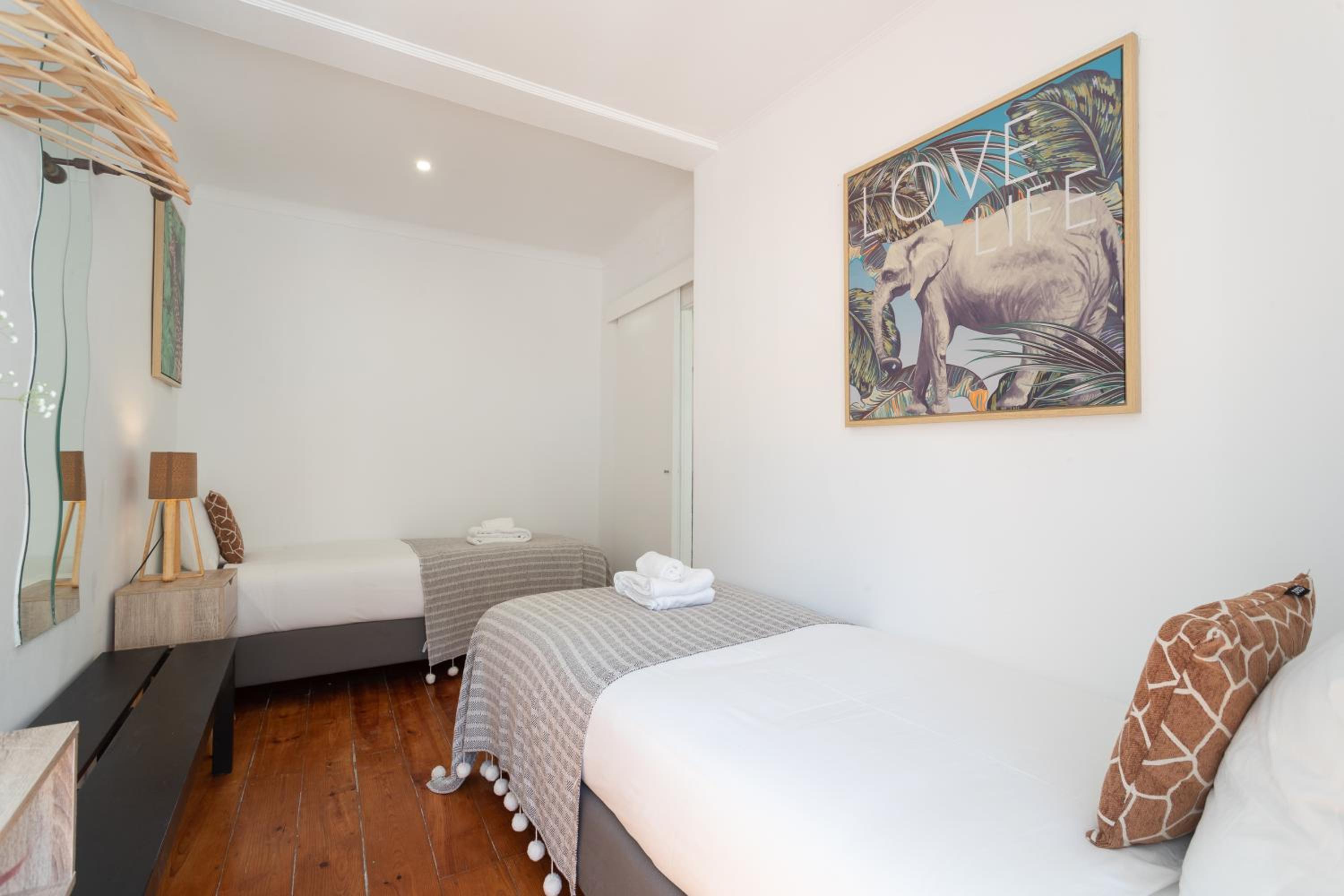 Second Floor Two Bedroom Apartment with Balcony - Photo 20
