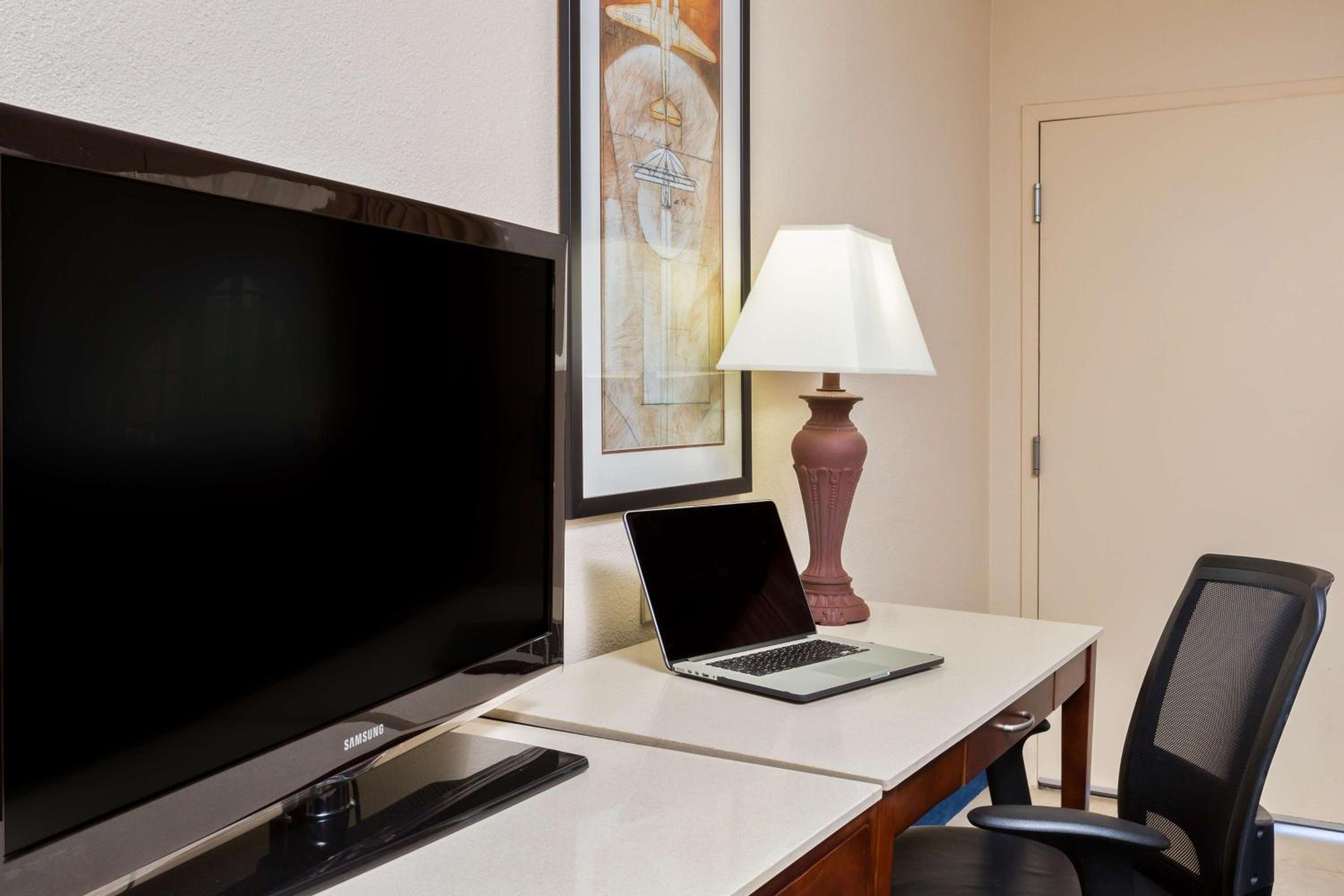 Executive King Room - Non-Smoking - Photo 2