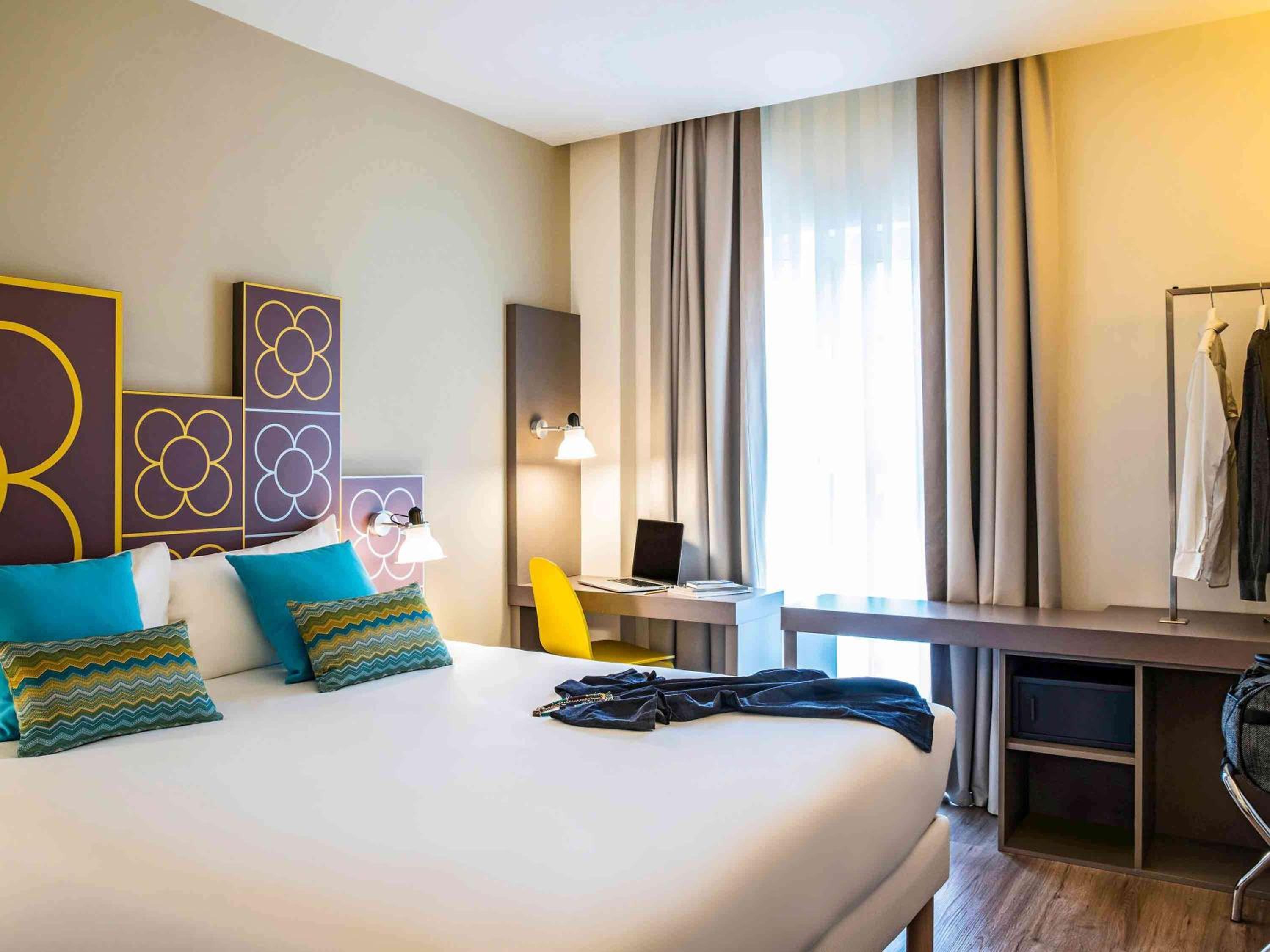 2 Adjacent Rooms
