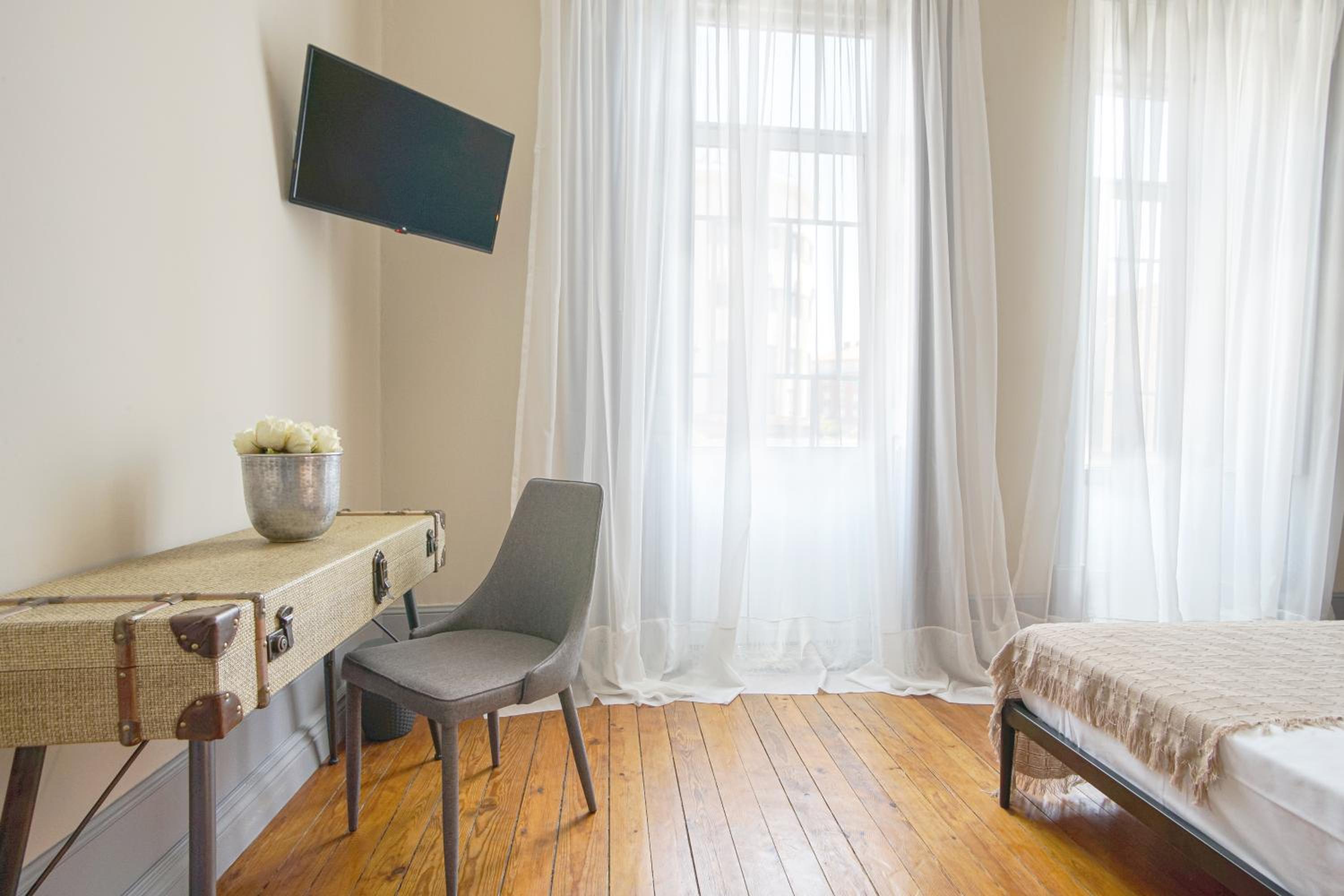 Deluxe Double Room with Balcony - Photo 3