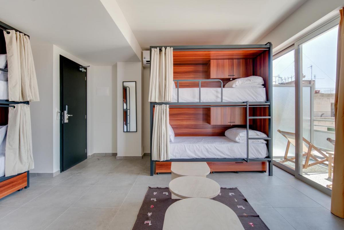 Bed in 8-Bed Dormitory Room photo 1