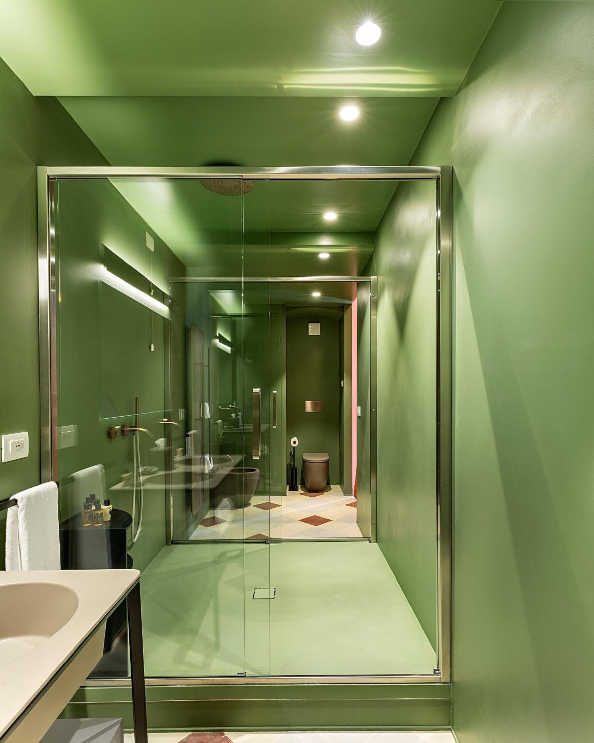 Deluxe King Room - Photo 9