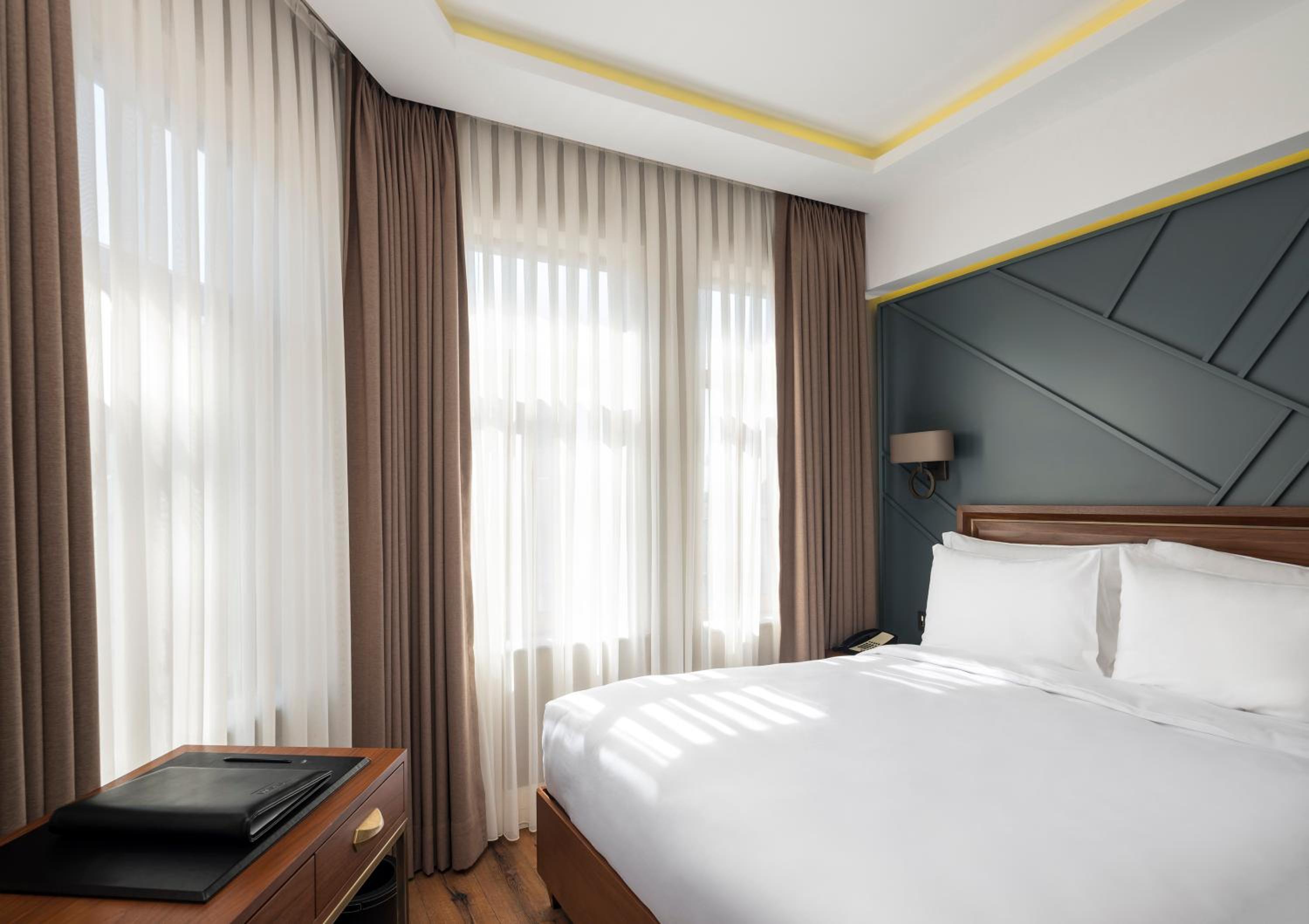 Superior Corner Room photo 2