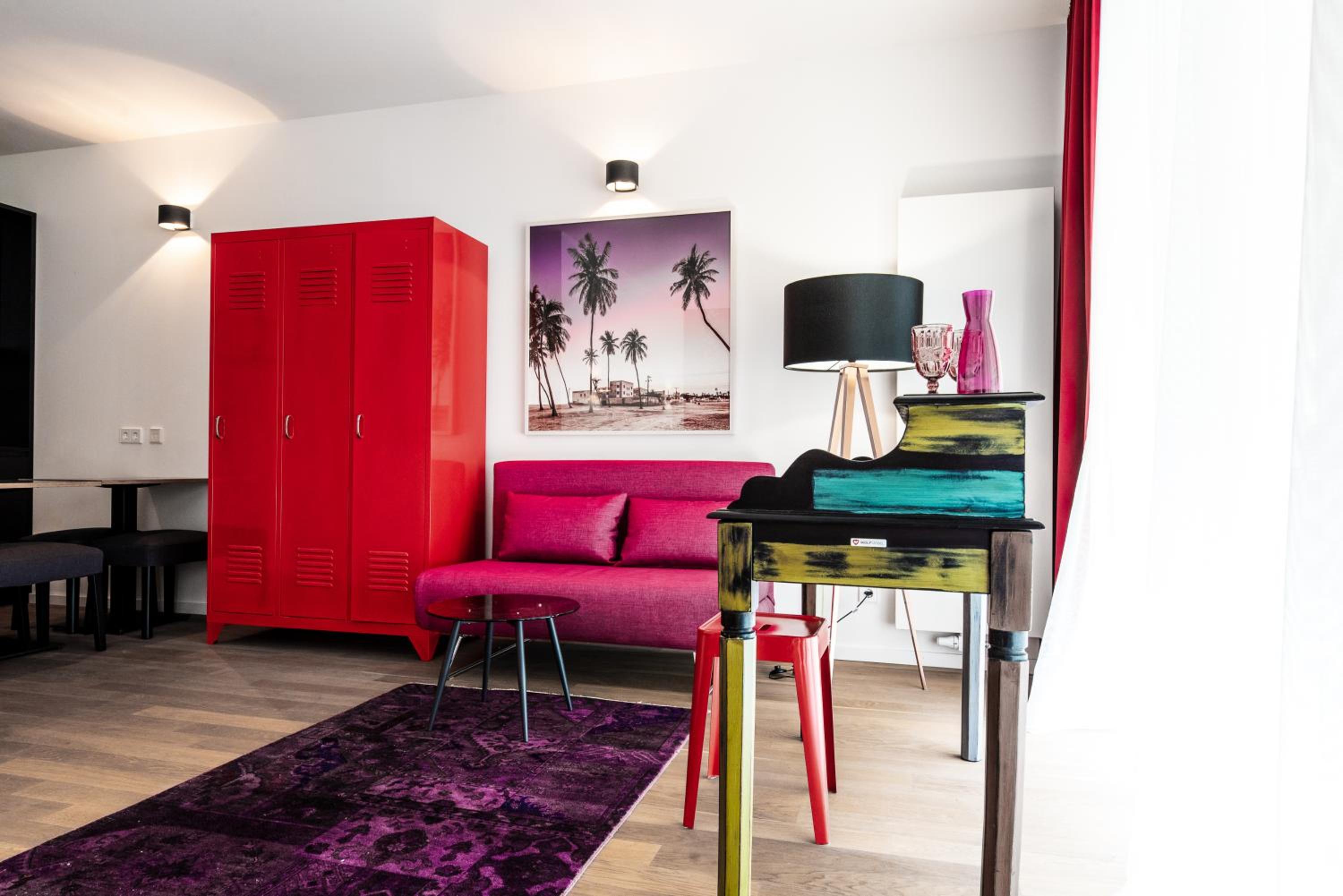 Large Apartment - Photo 2