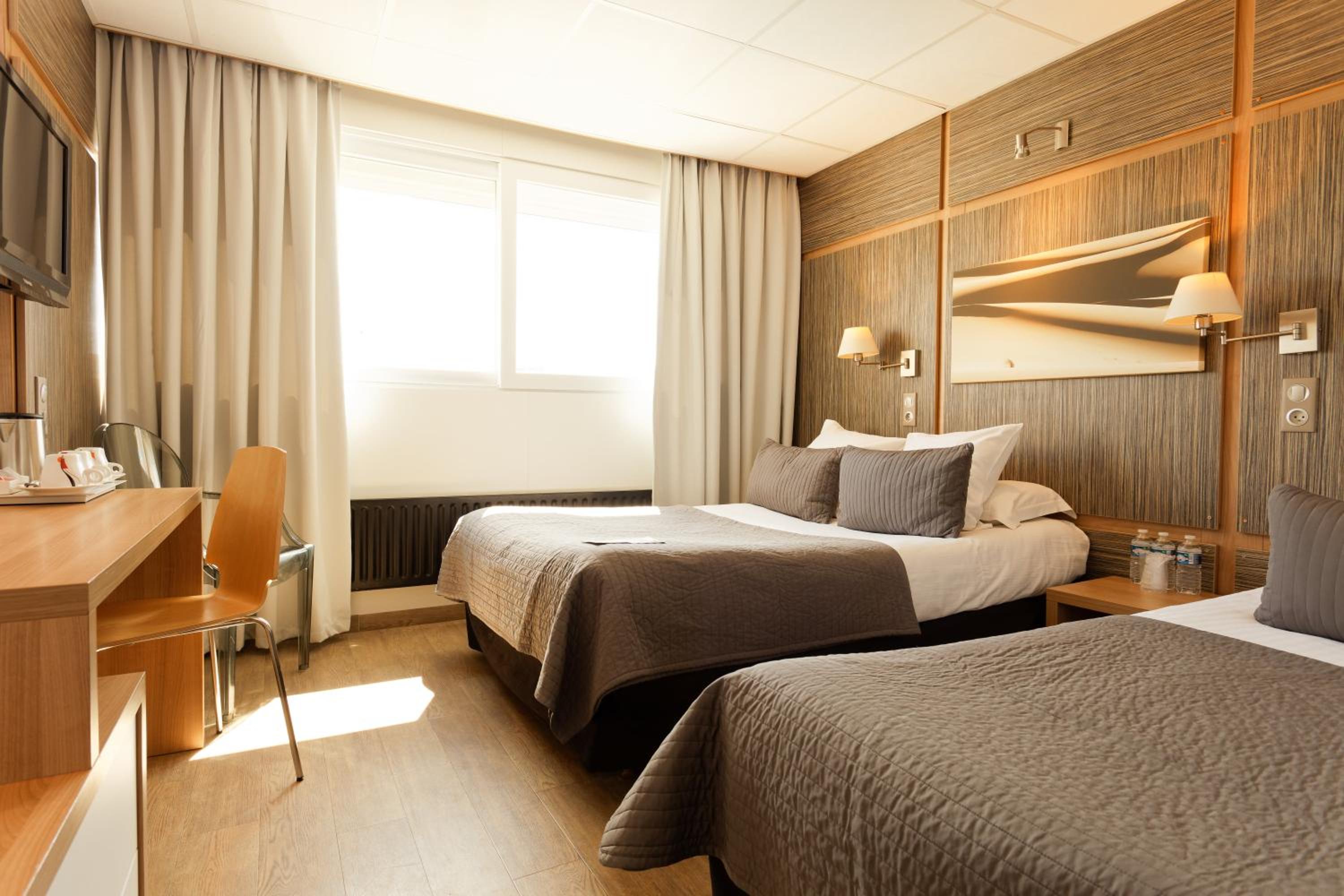 Premium Triple Room with pool view - Photo 7