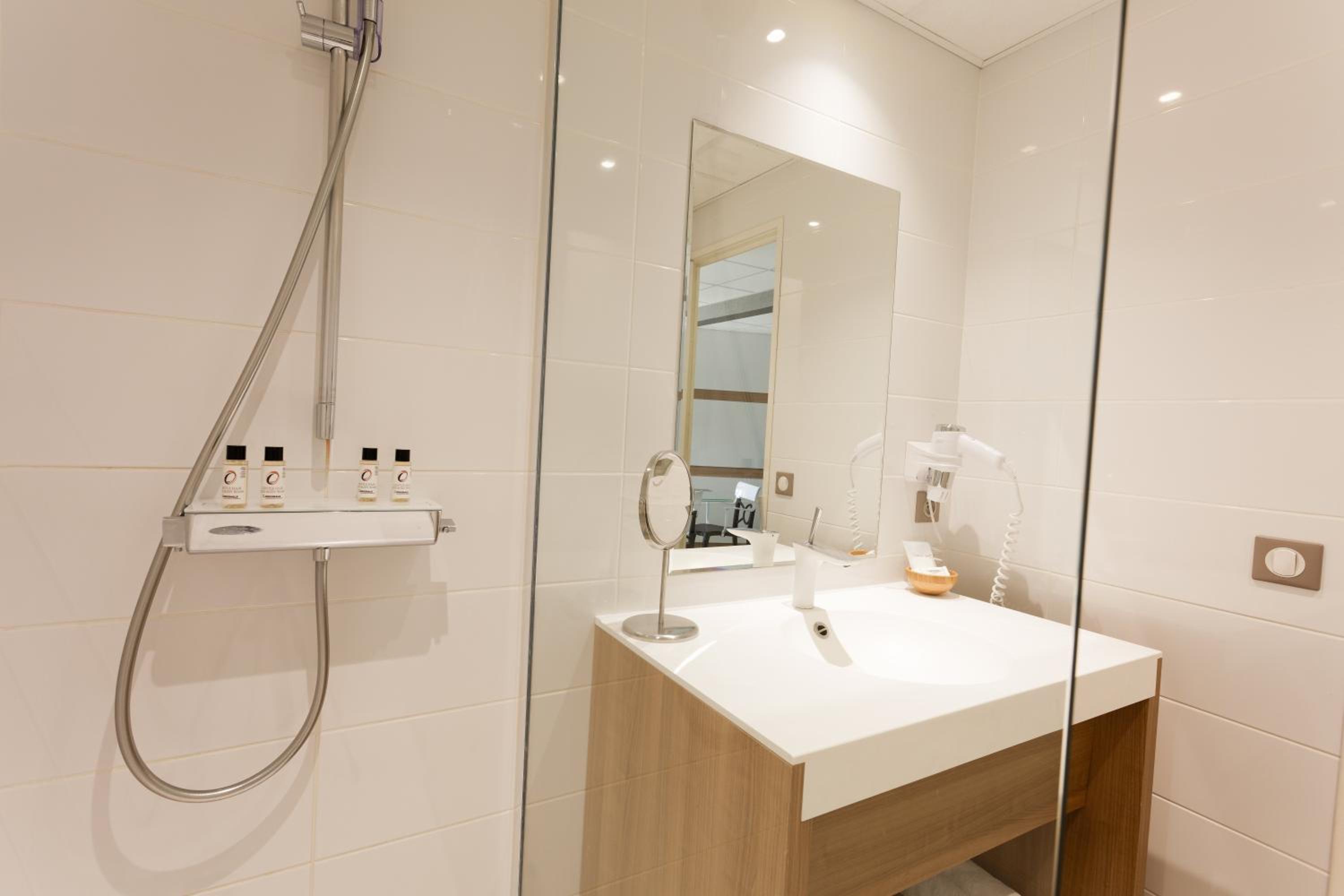 Premium Triple Room with pool view - Photo 9