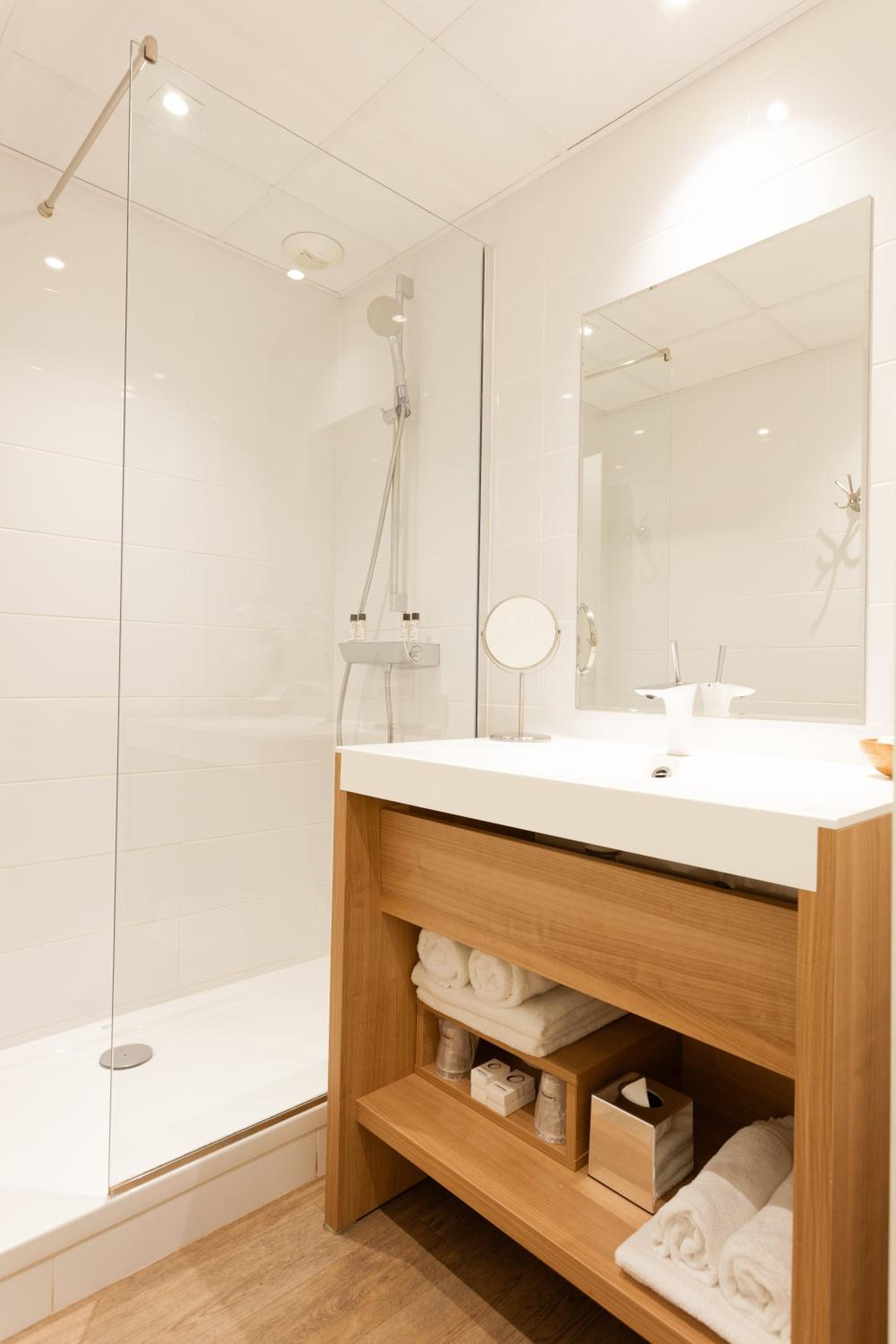 Premium Triple Room with pool view - Photo 10