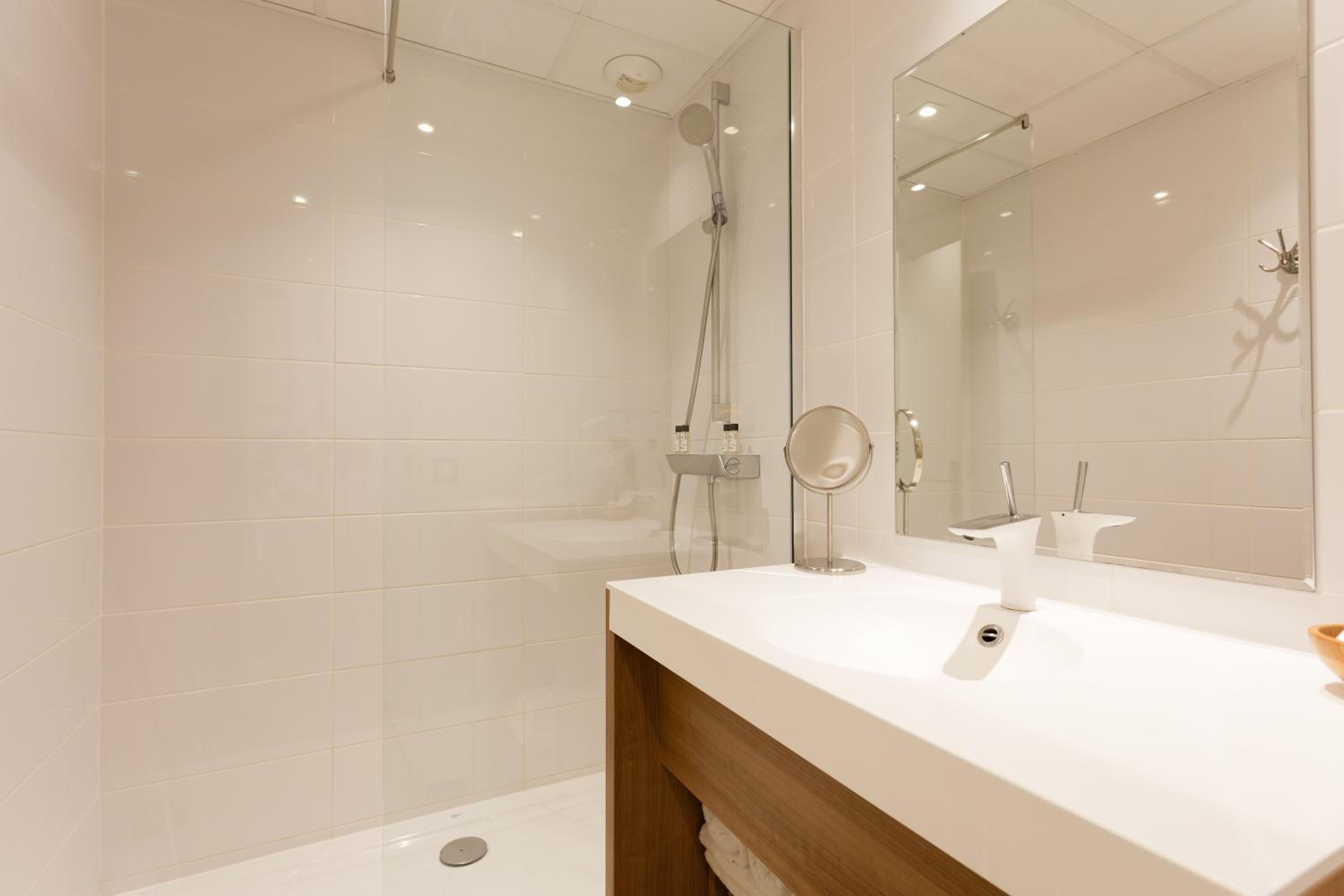 Premium Triple Room with pool view - Photo 3