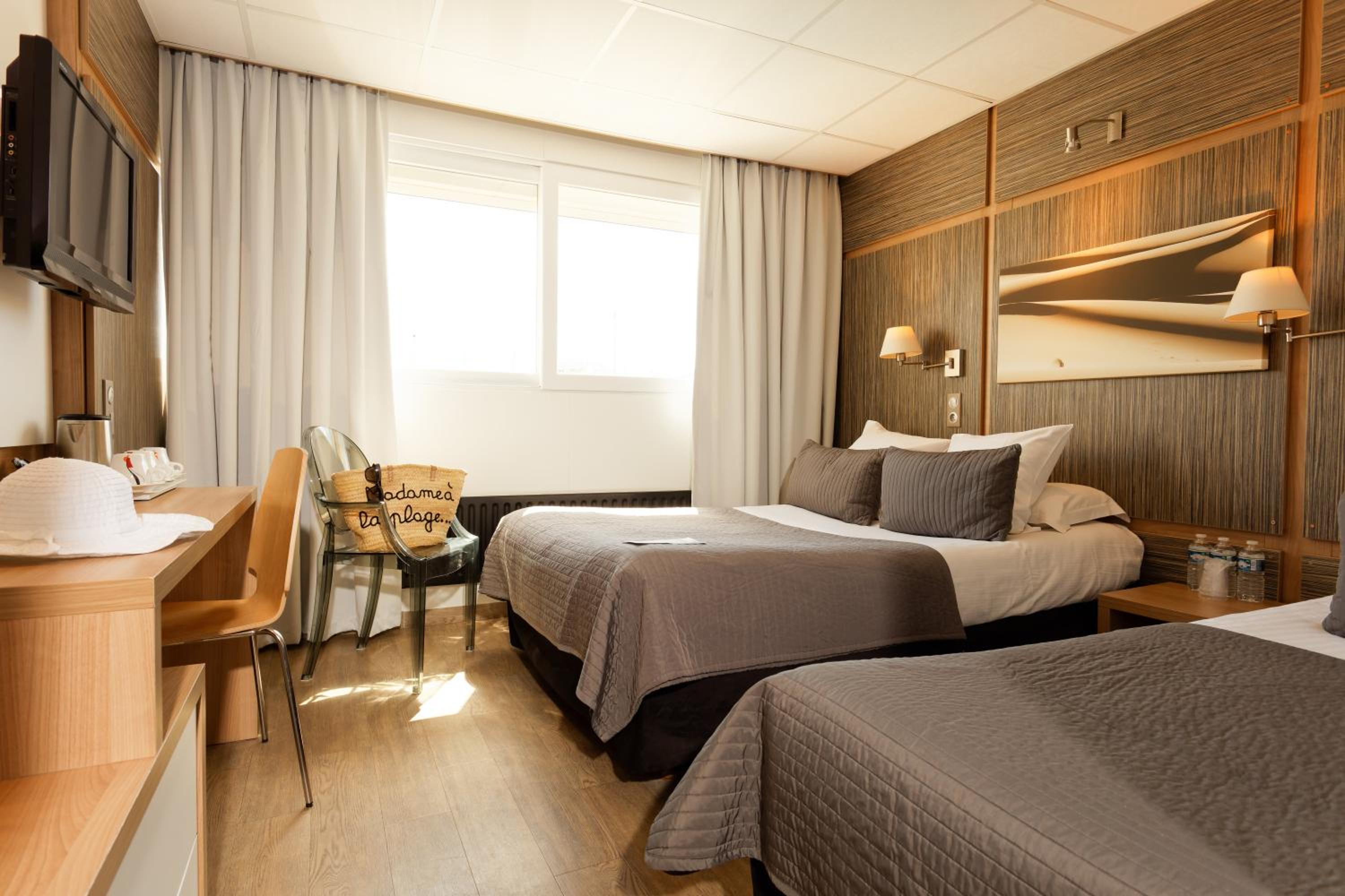 Premium Triple Room with pool view - Photo 6