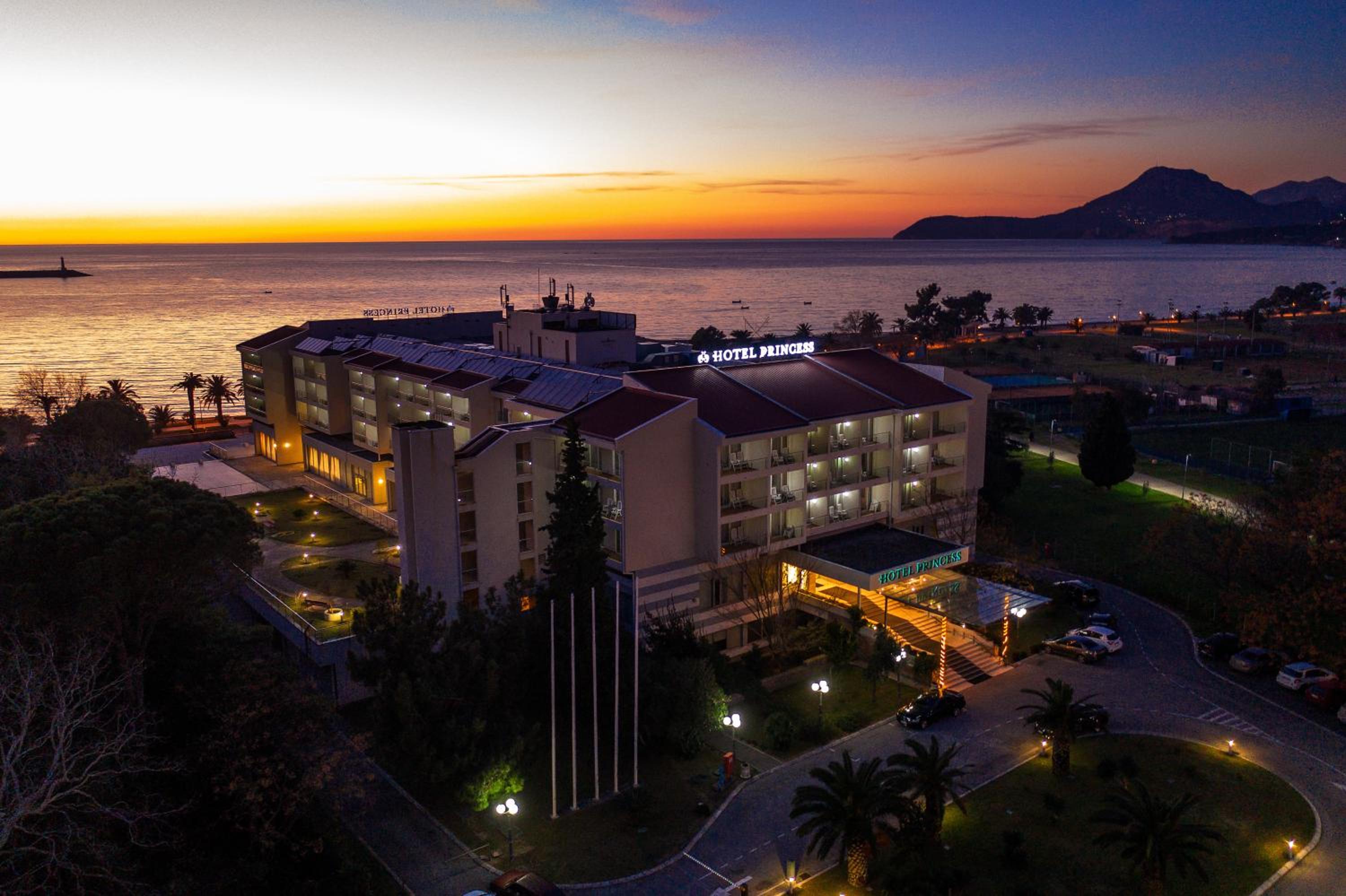 Double or Twin Room with Balcony and  Partial Sea View - Photo 6