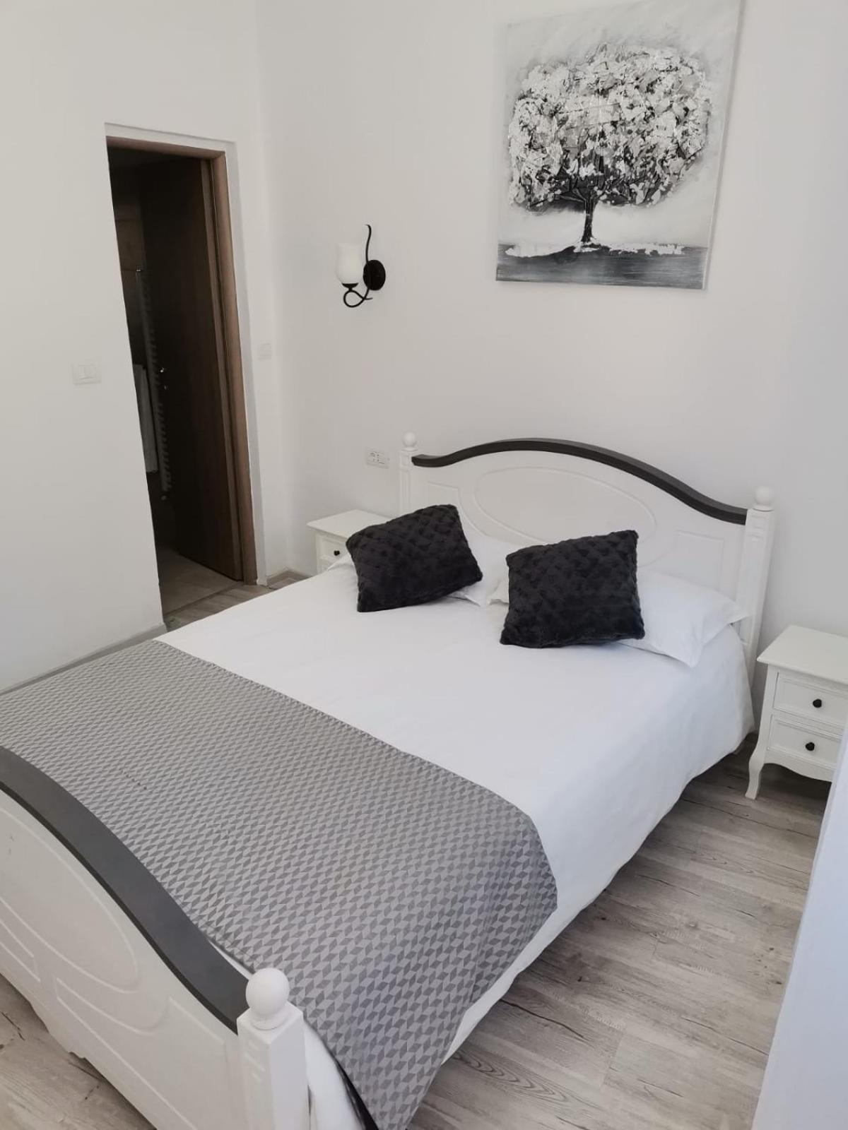 Double Room - Photo 7
