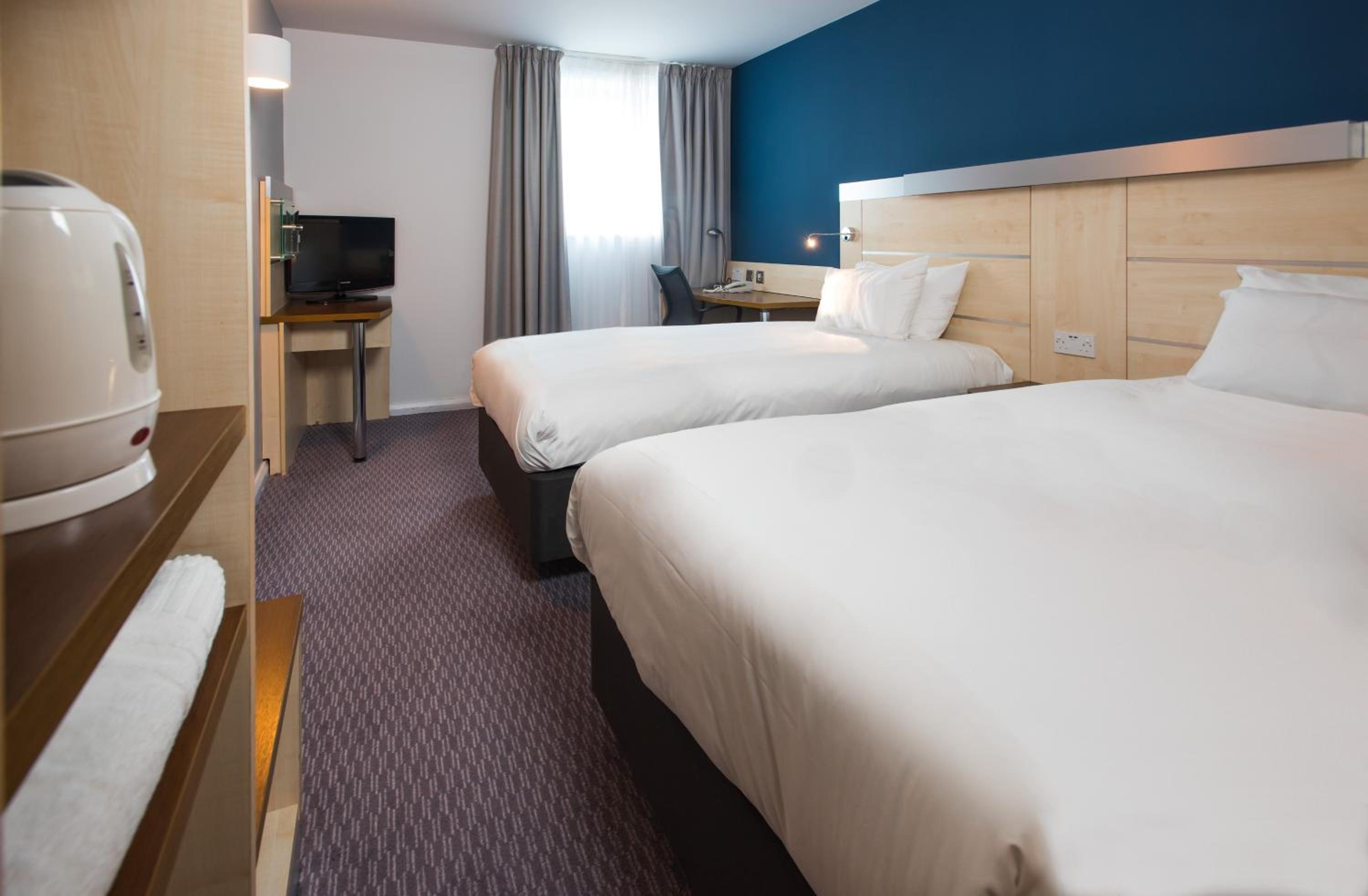 Standard King Room with Sofa Bed and Free Hot Breakfast - Photo 2