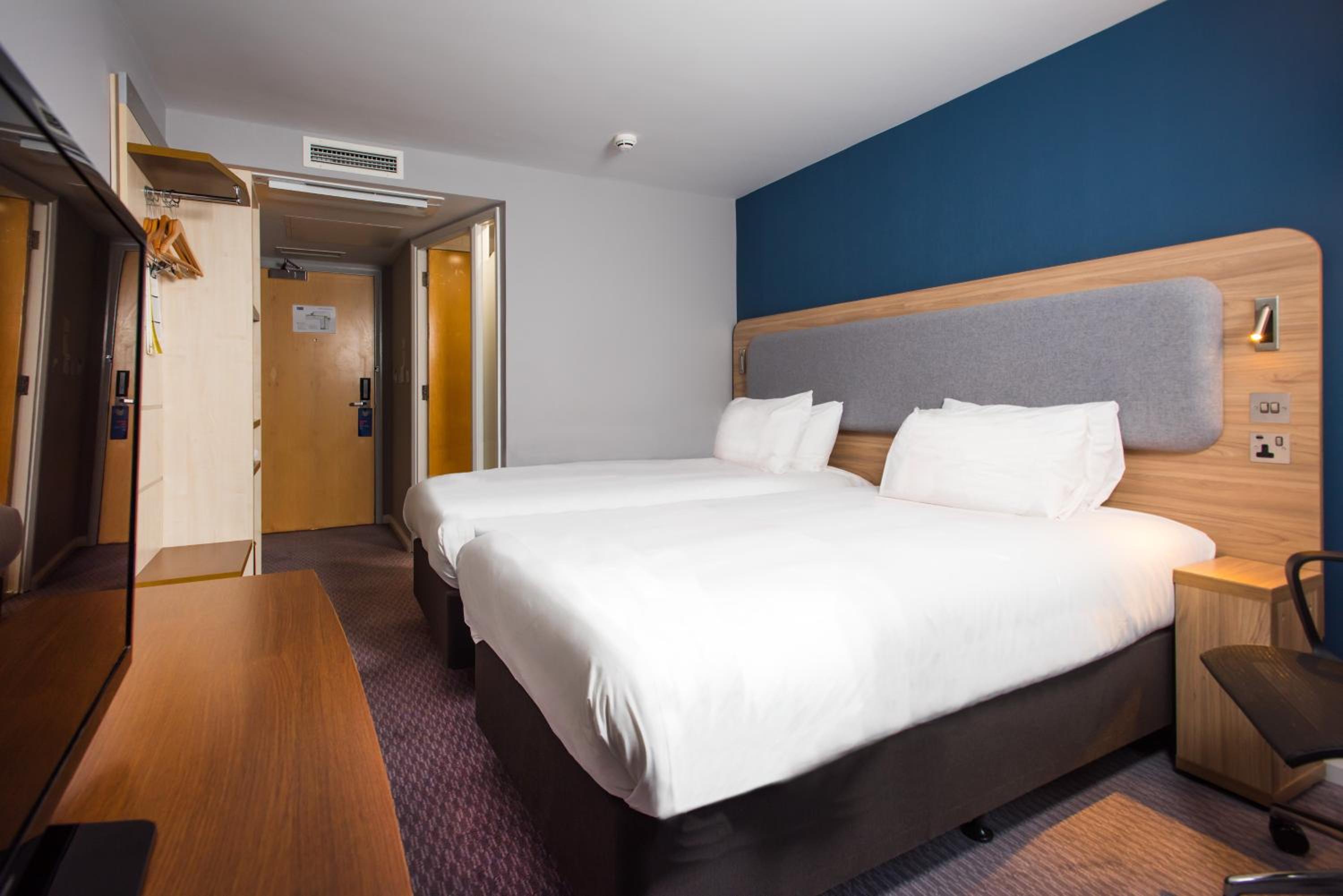 Standard Twin Room with Free Hot Breakfast - Photo 1