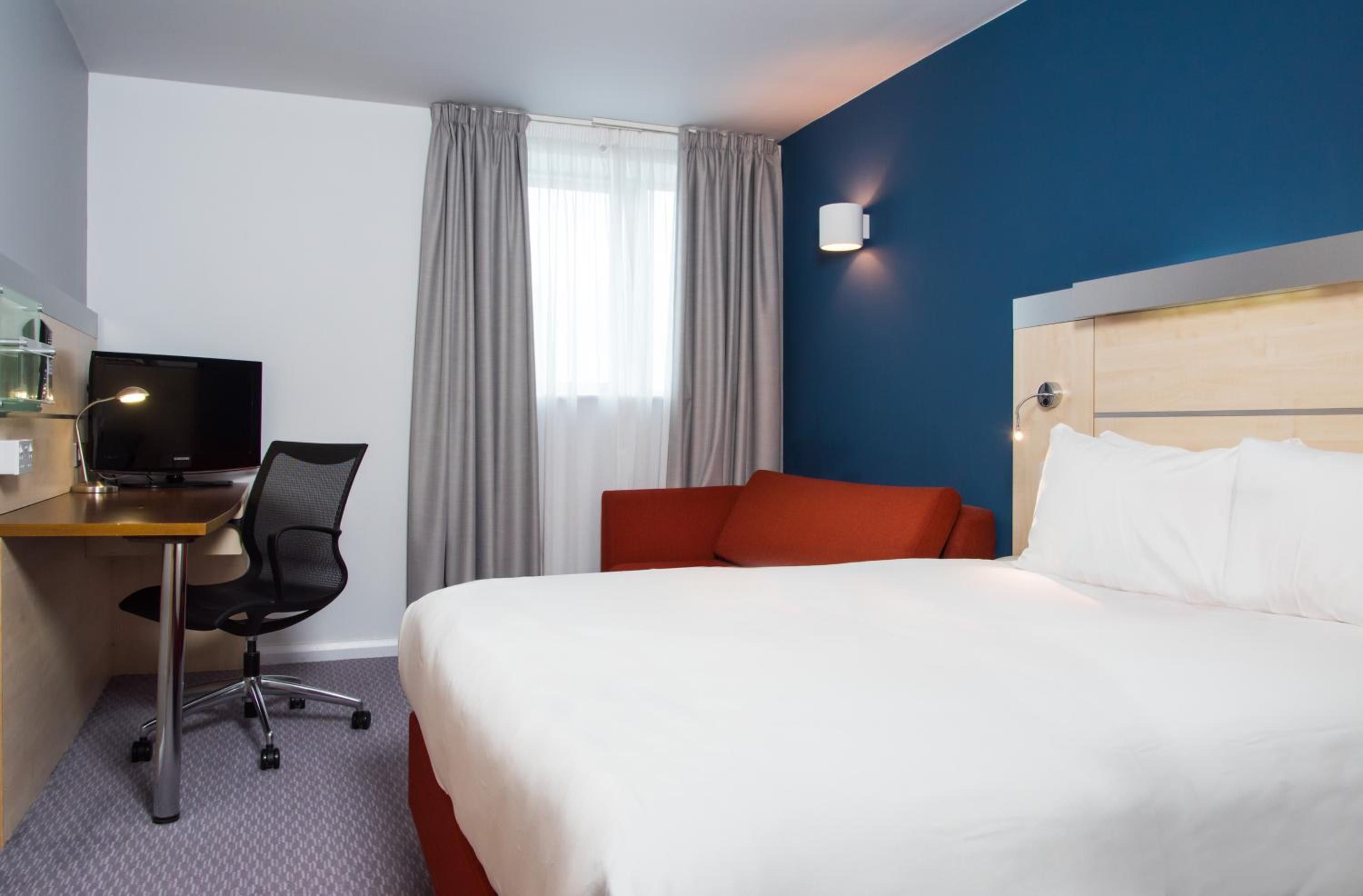 Standard King Room with Sofa Bed and Free Hot Breakfast - Photo 4