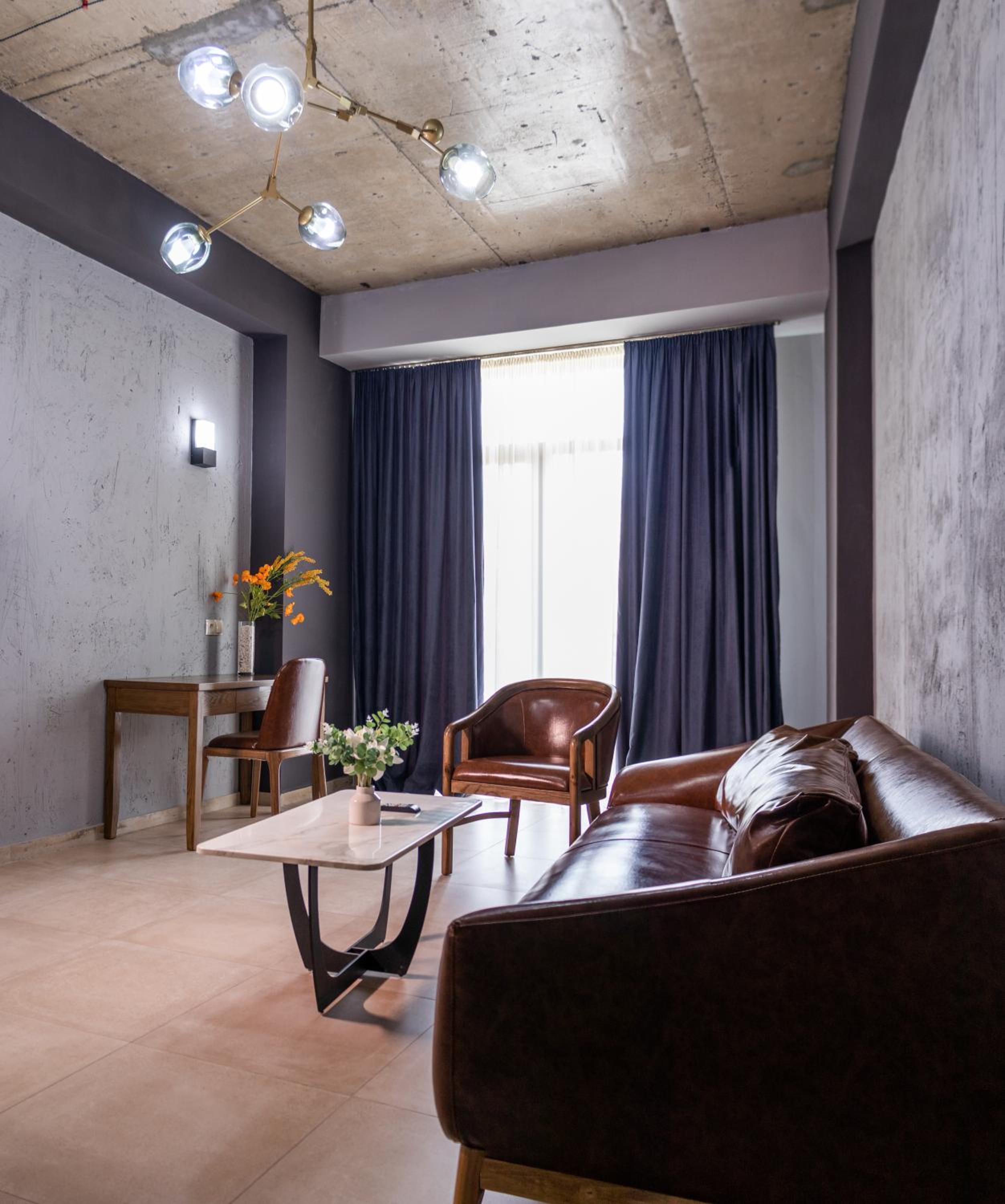 Studio Apartment - Photo 1