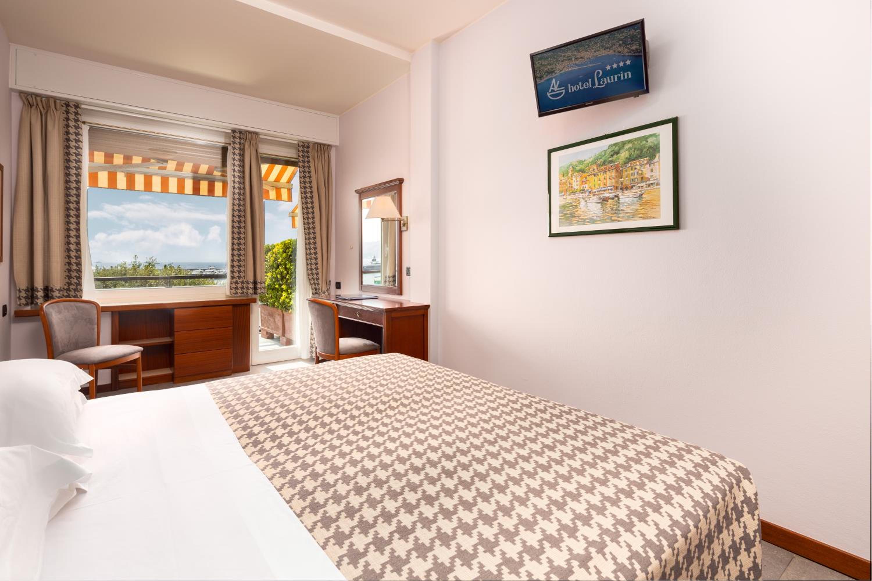 Double or Twin Room with Balcony and Sea View - Photo 3