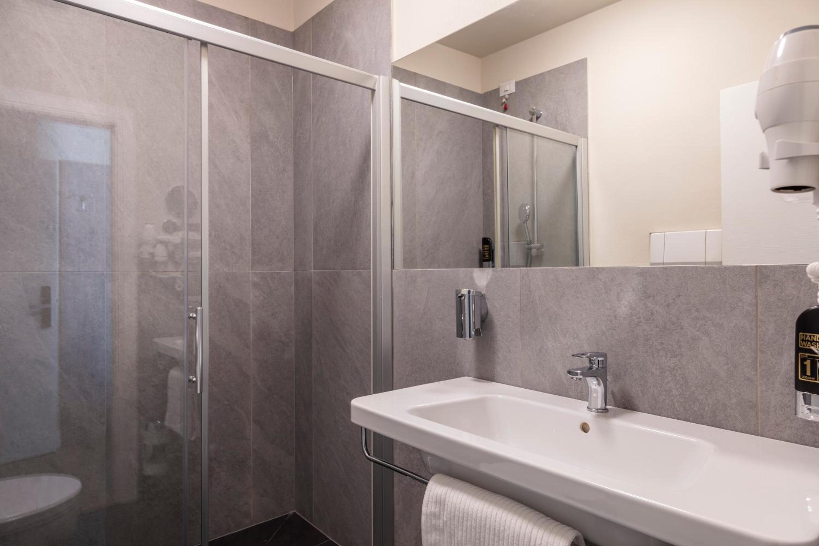 Standard Double Room - Photo 4