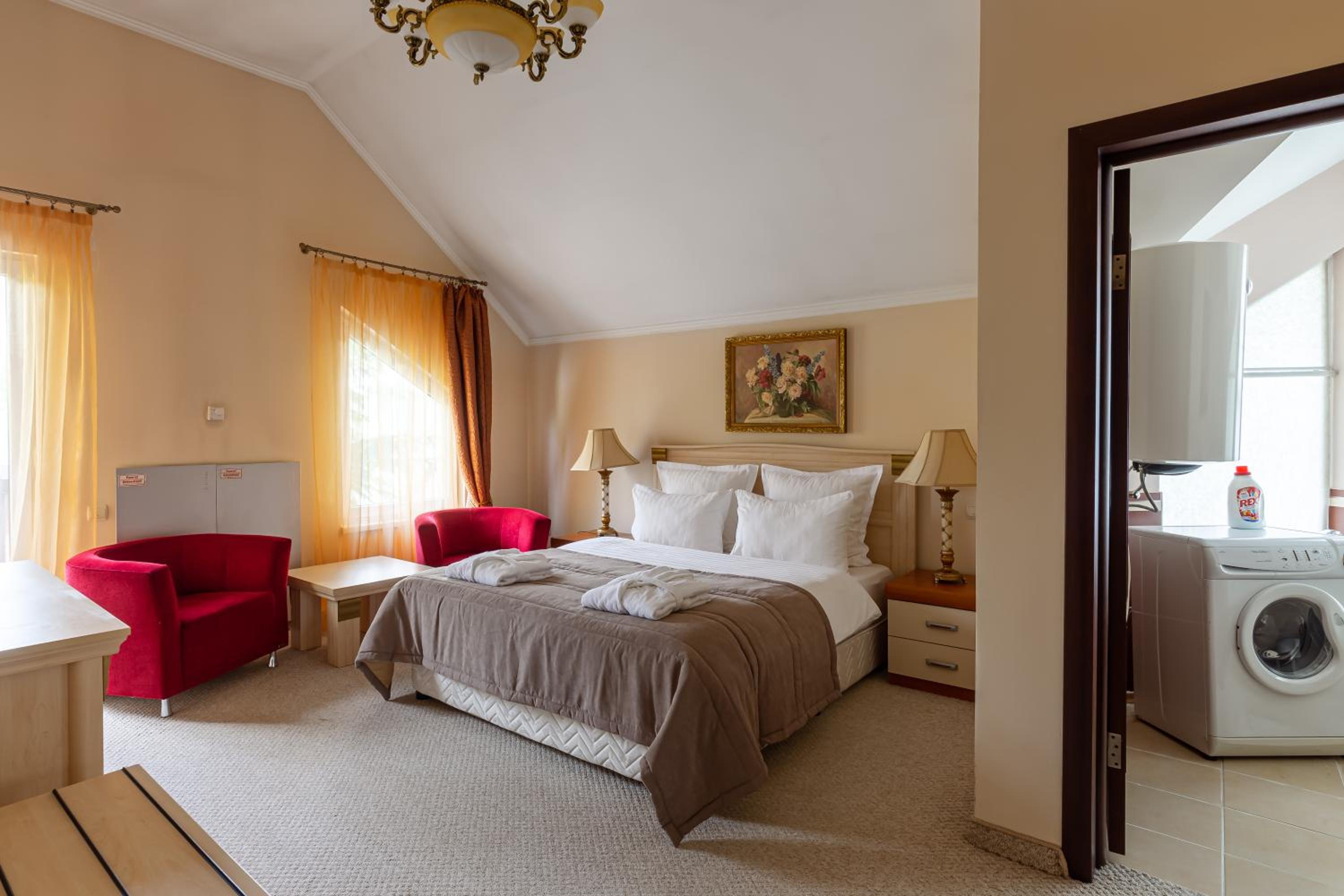 Chalet  Luxe (6 Adults)